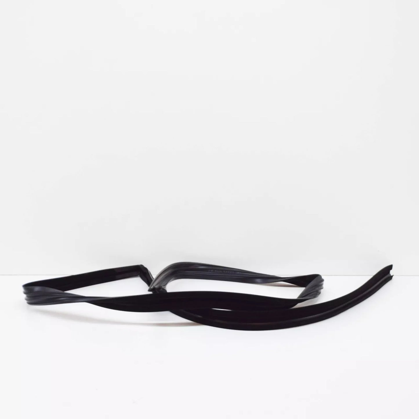 NEW BMW 3 COUPE E30 FRONT RIGHT ONE-PIECE WINDOW GUIDE 51321904782 ORIGINAL