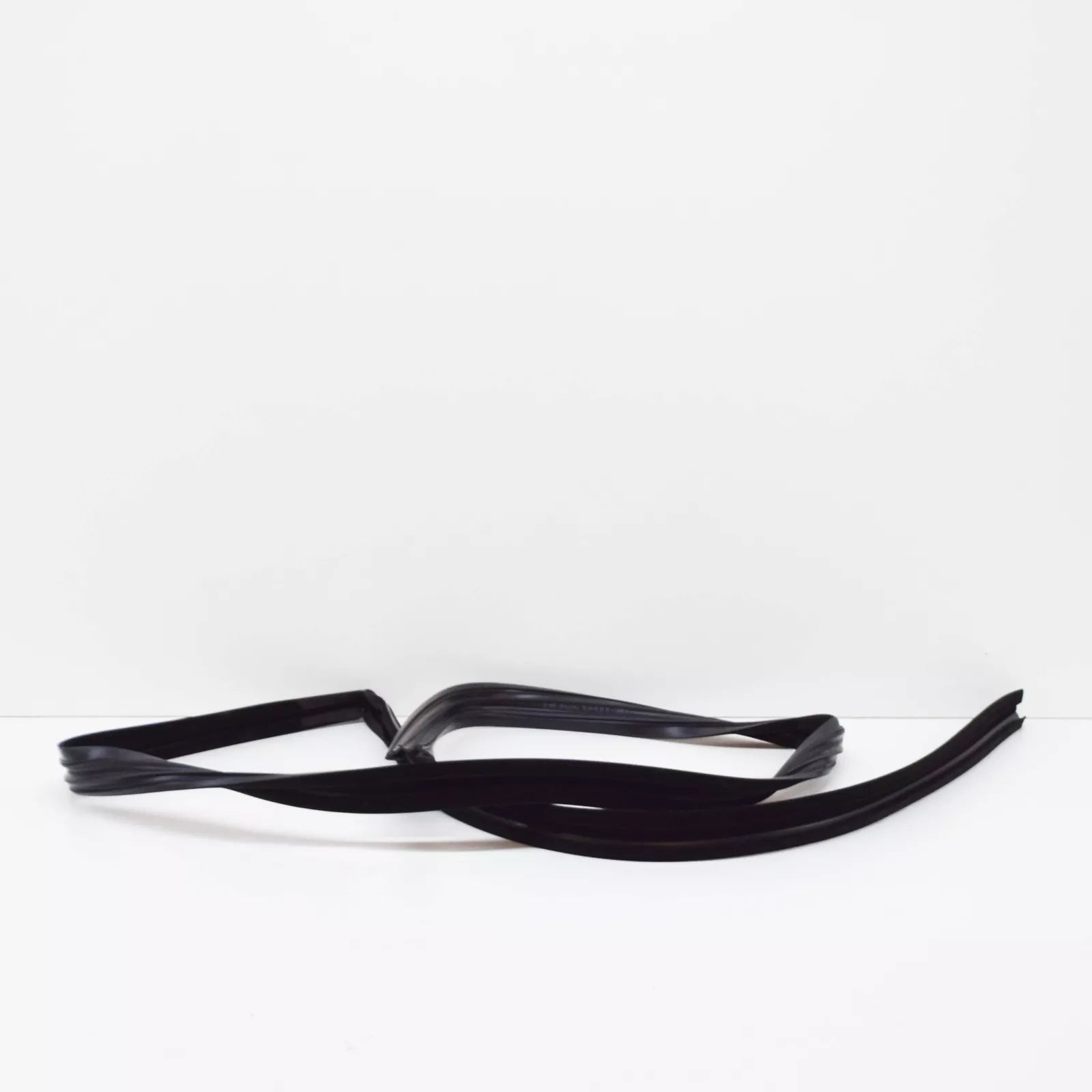 NEW BMW 3 COUPE E30 FRONT RIGHT ONE-PIECE WINDOW GUIDE 51321904782 ORIGINAL