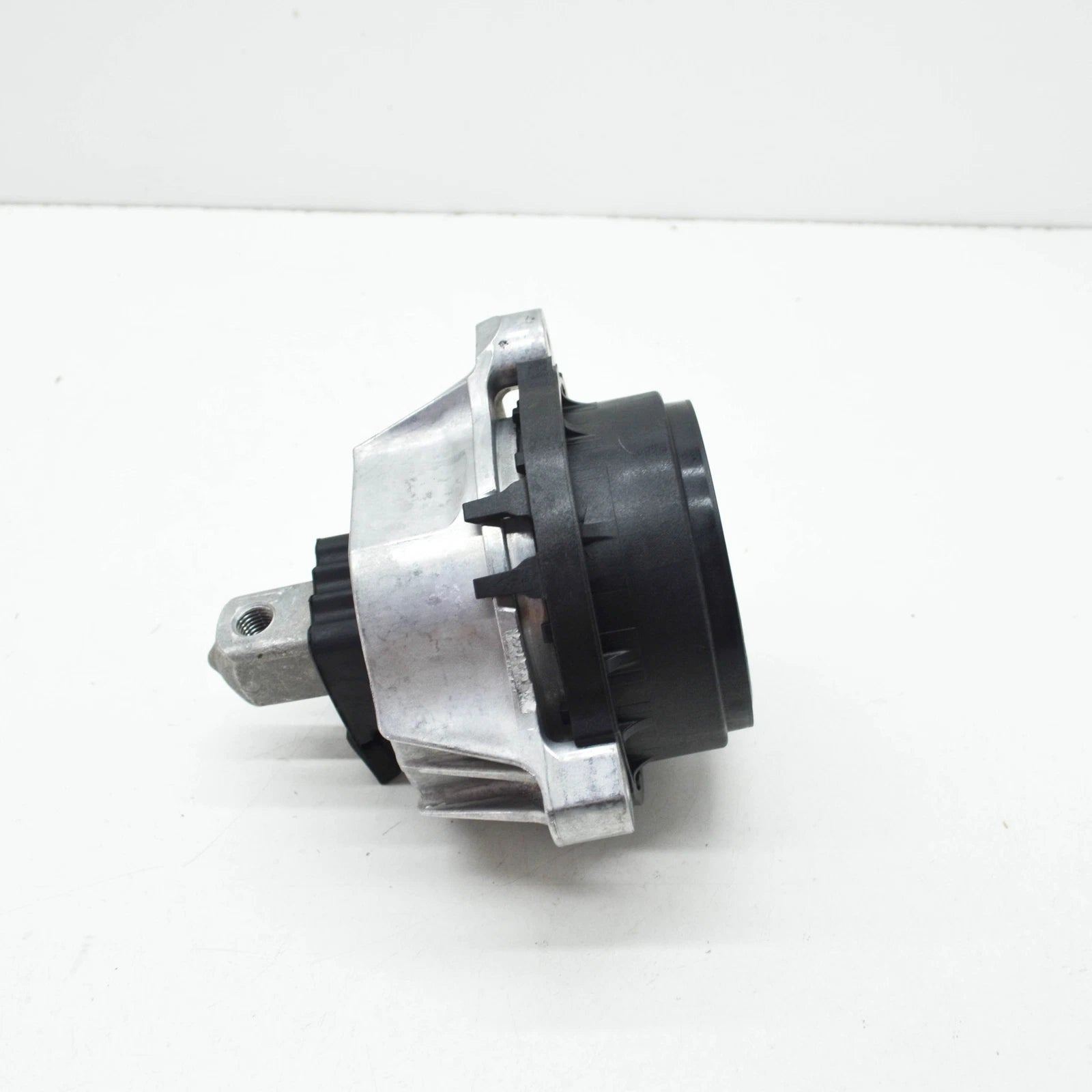 NEW BMW 5 G30 RIGHT SIDE ENGINE MOUNT 22116860472 ORIGINAL