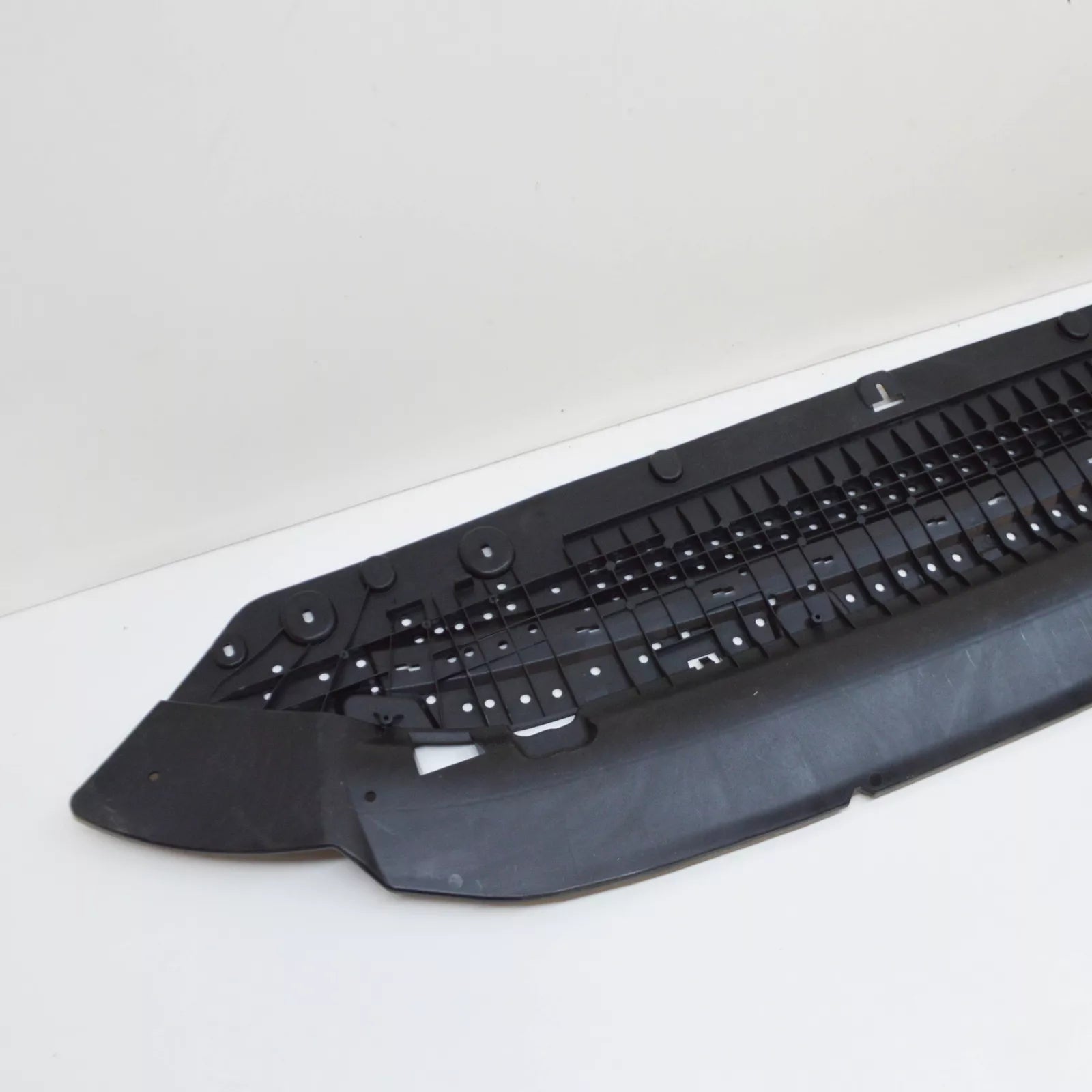 NEW AUDI A5 F5 FRONT BUMPER LOWER CENTRE CLOSING ELEMENT 8W6807611D ORIGINAL