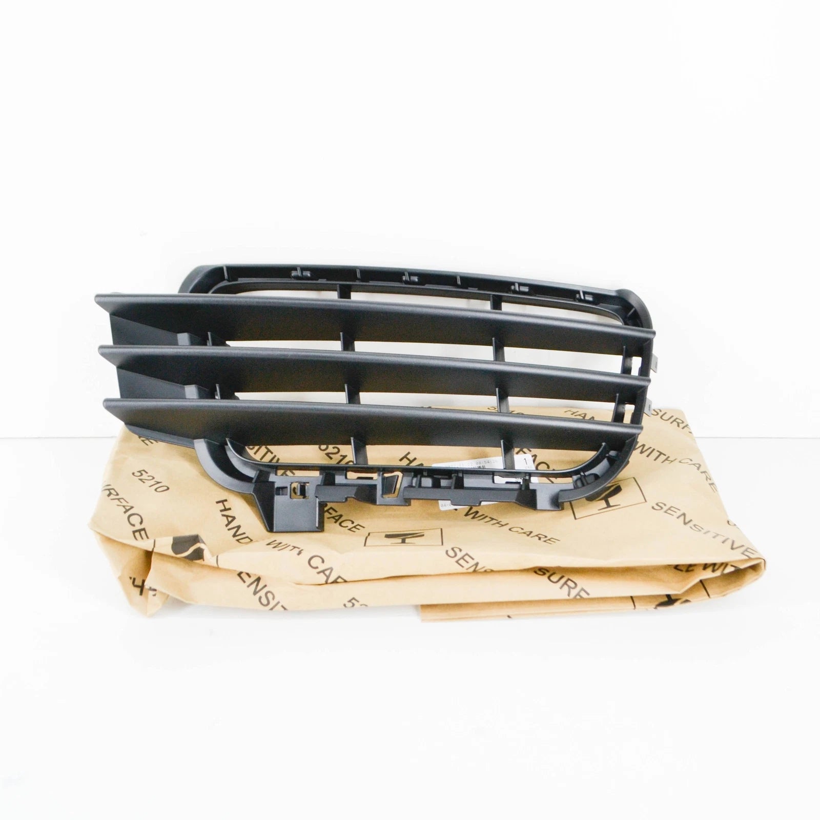 NEW VOLKSWAGEN TOUAREG 7P FRONT BUMPER RIGHT GRILLE 7P68536669B9