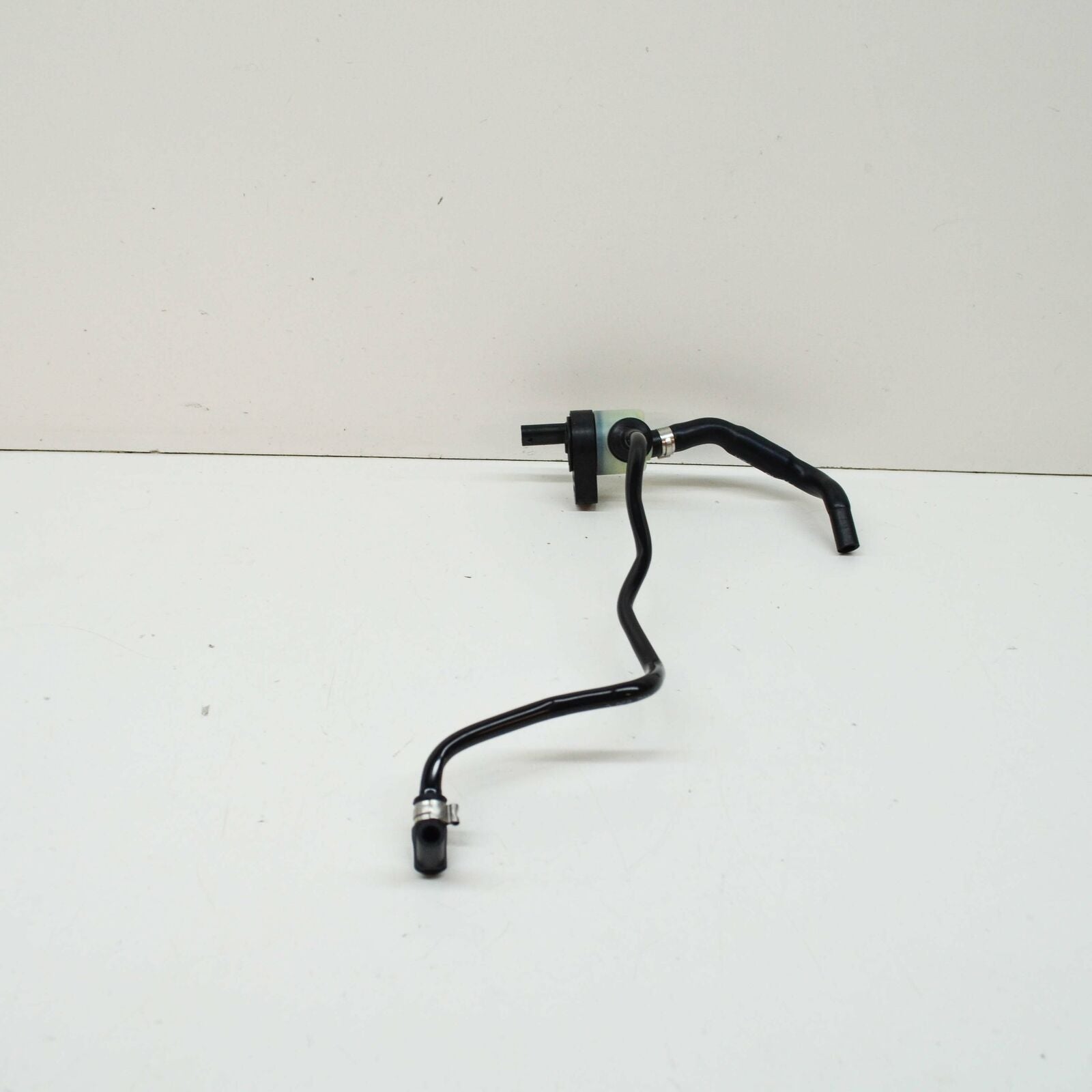 NEW AUDI A4 AVANT B7 ENGINE BREATHER HOSE 06E103207AR ORIGINAL