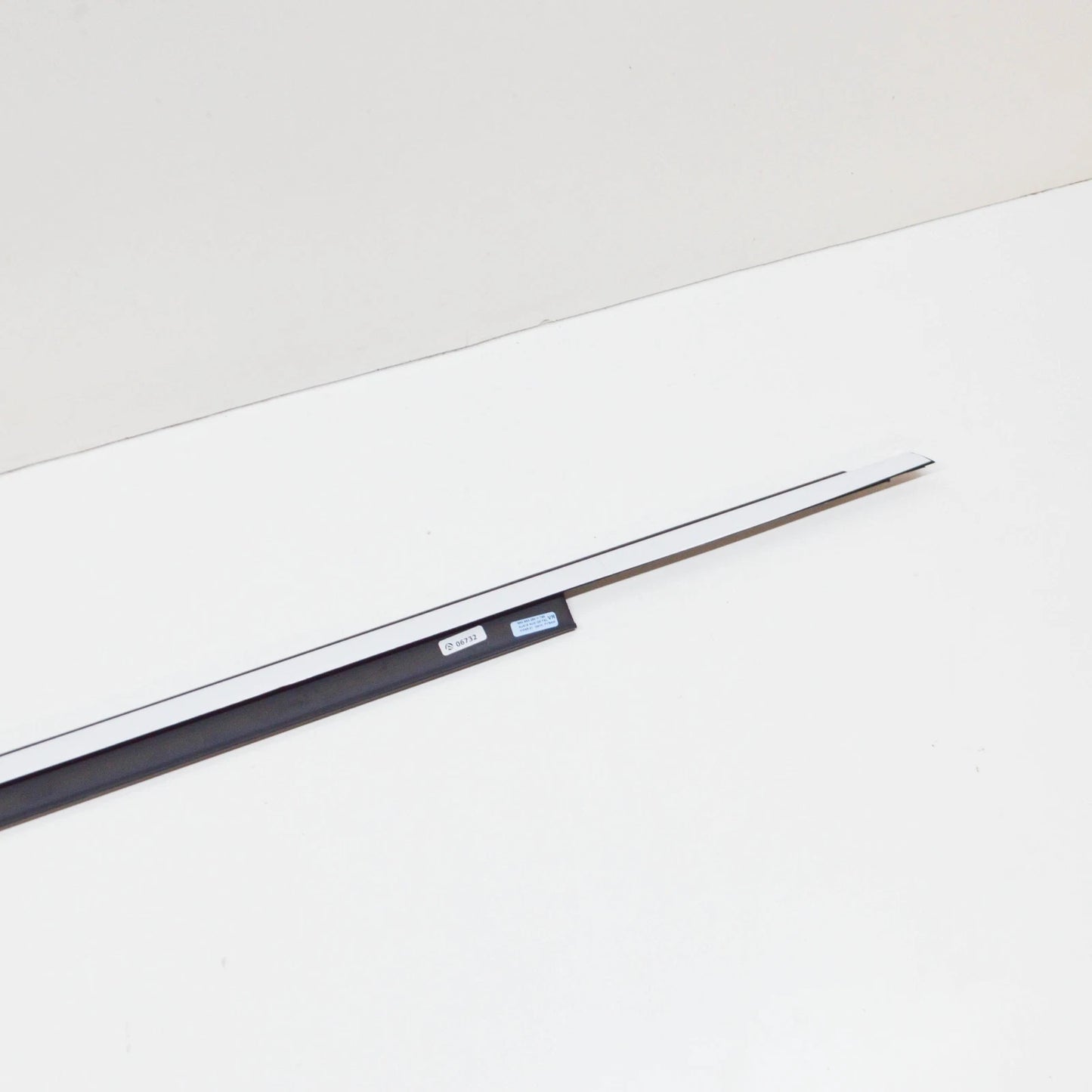 NEW AUDI Q5 8R FRONT RIGHT WINDOW SLOT SEAL WITH TRIM 8R0853284HT94 ORIGINAL