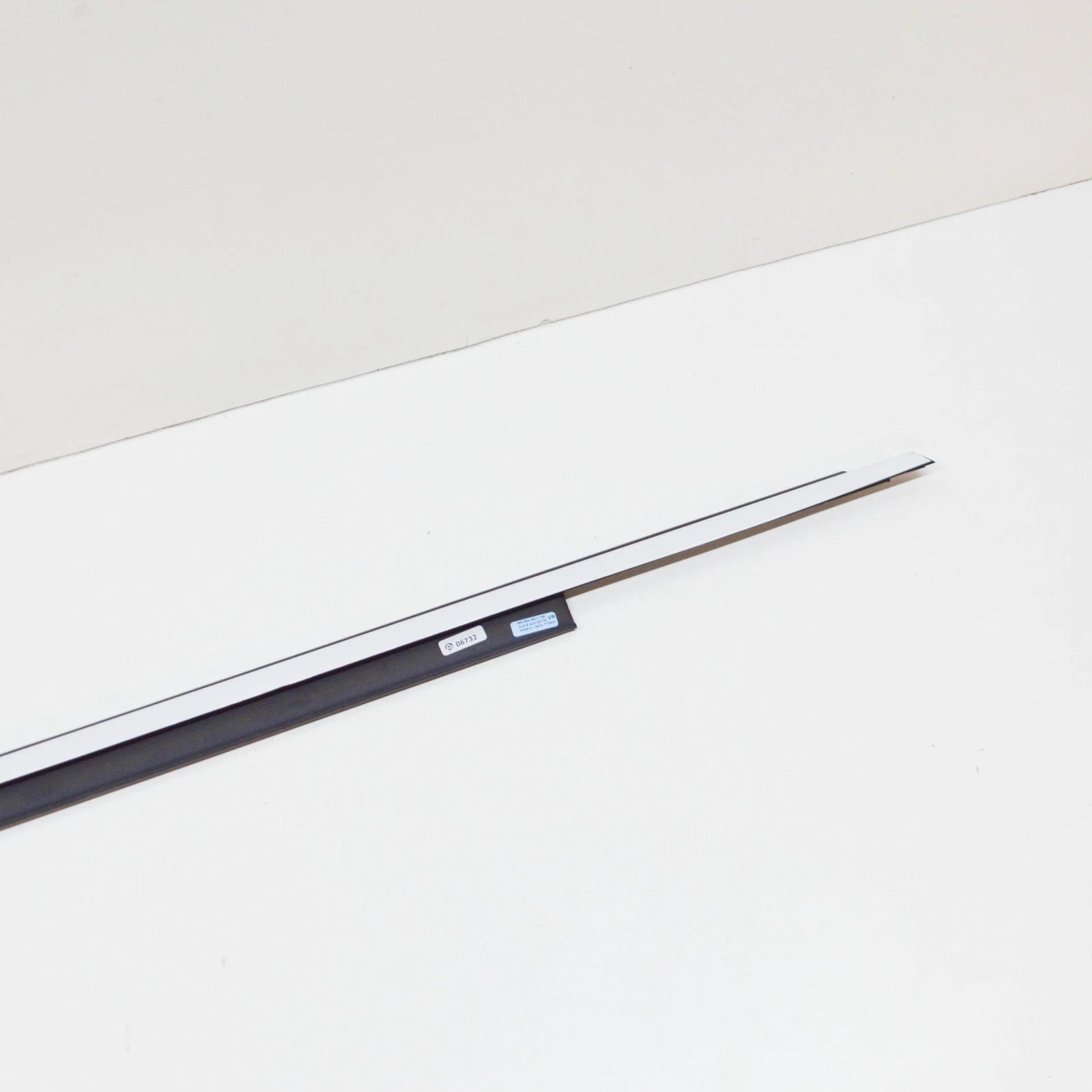 NEW AUDI Q5 8R FRONT RIGHT WINDOW SLOT SEAL WITH TRIM 8R0853284HT94 ORIGINAL