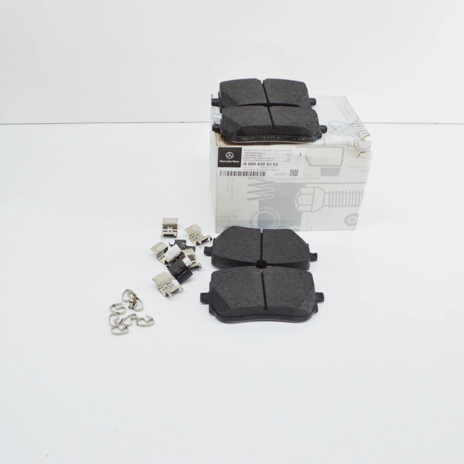 NEW MERCEDES-BENZ GLB X247 FRONT WHEEL BRAKE PAD SET A0004205303 ORIGINAL