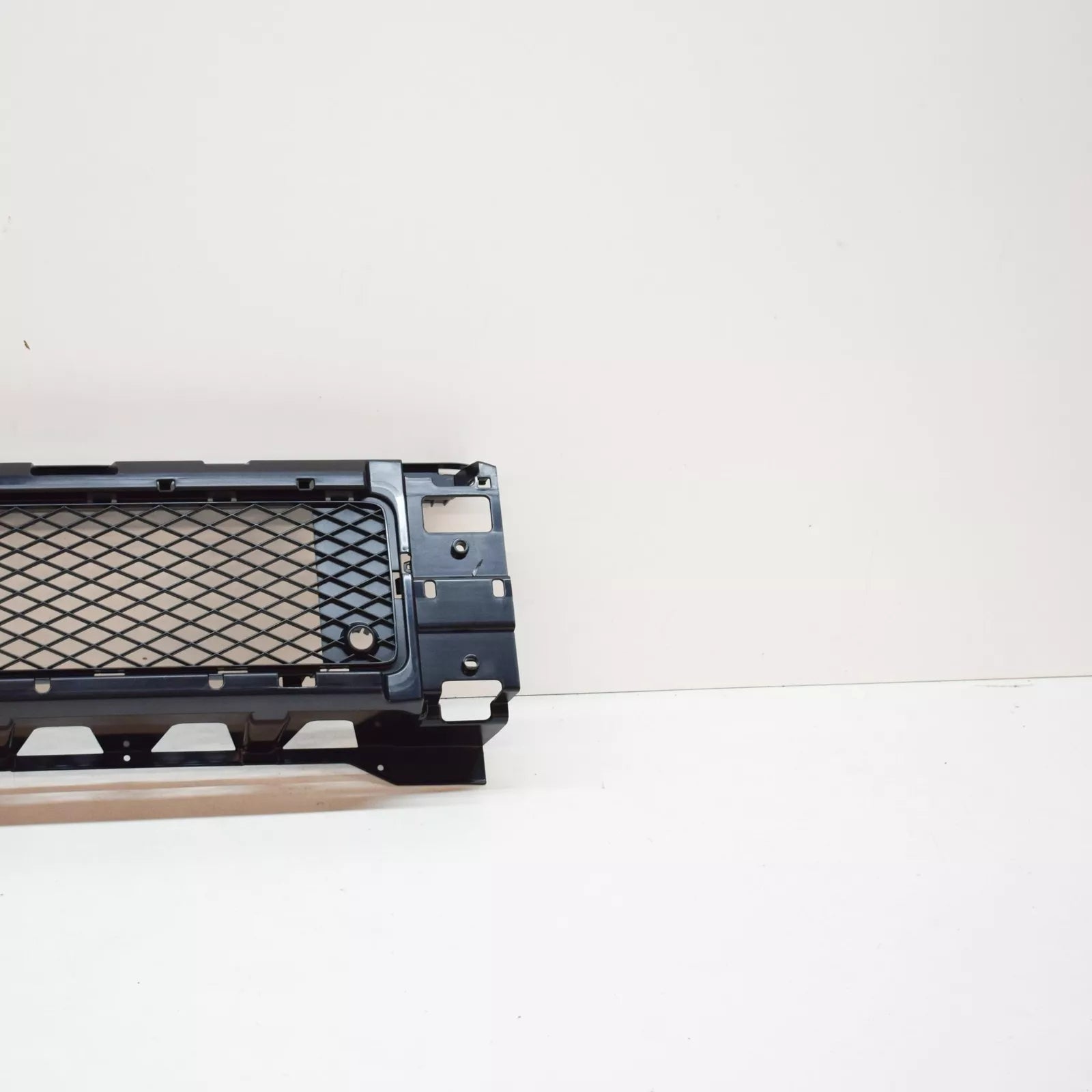 NEW MERCEDES-BENZ G W463 FRONT BUMPER CENTER LOWER GRILLE A4638851100