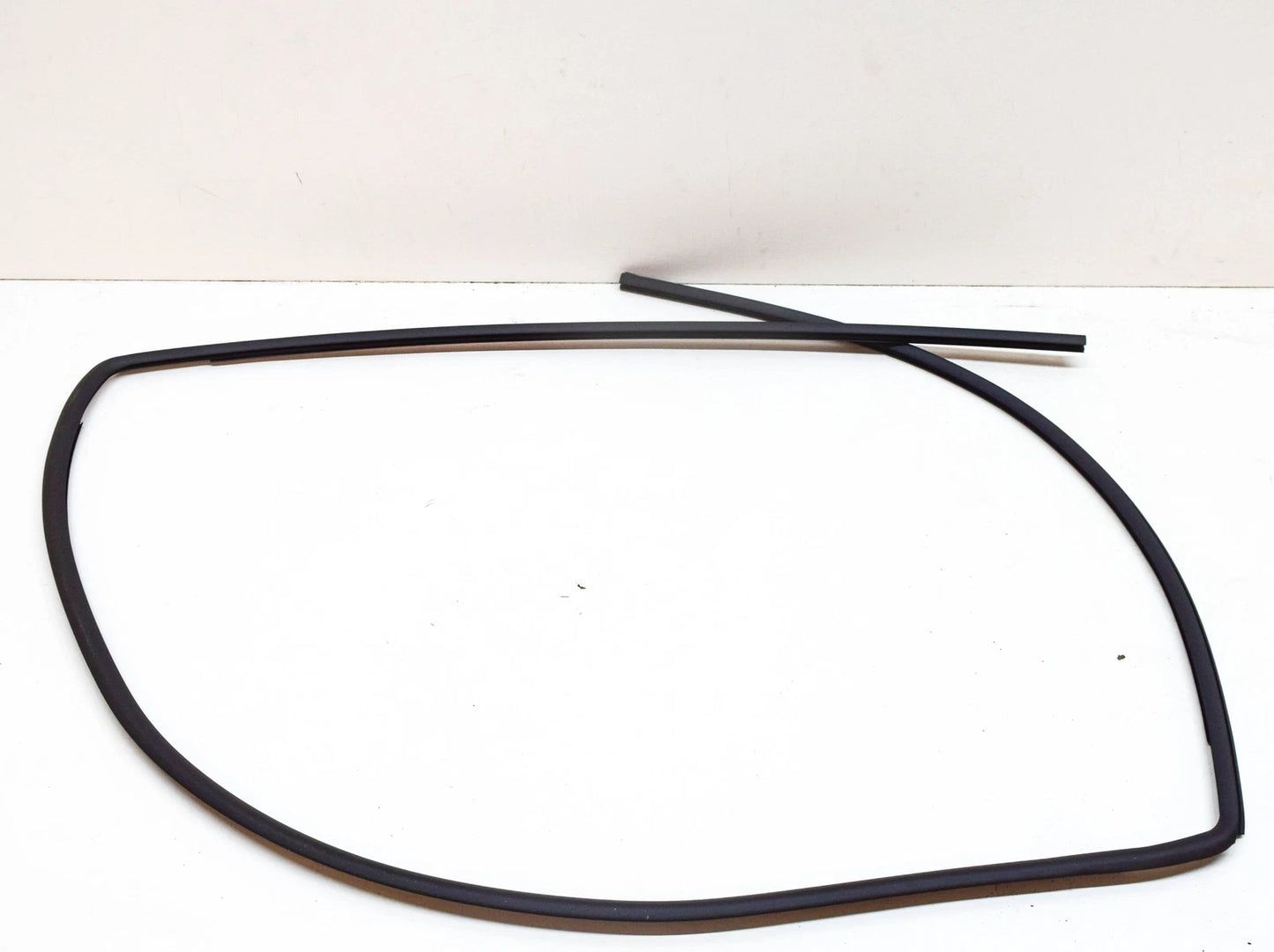 NEW BMW 3 COMPACT E46 EXTERIOR WINDSHIELD MOULDING TRIM 51318252386 ORIGINAL