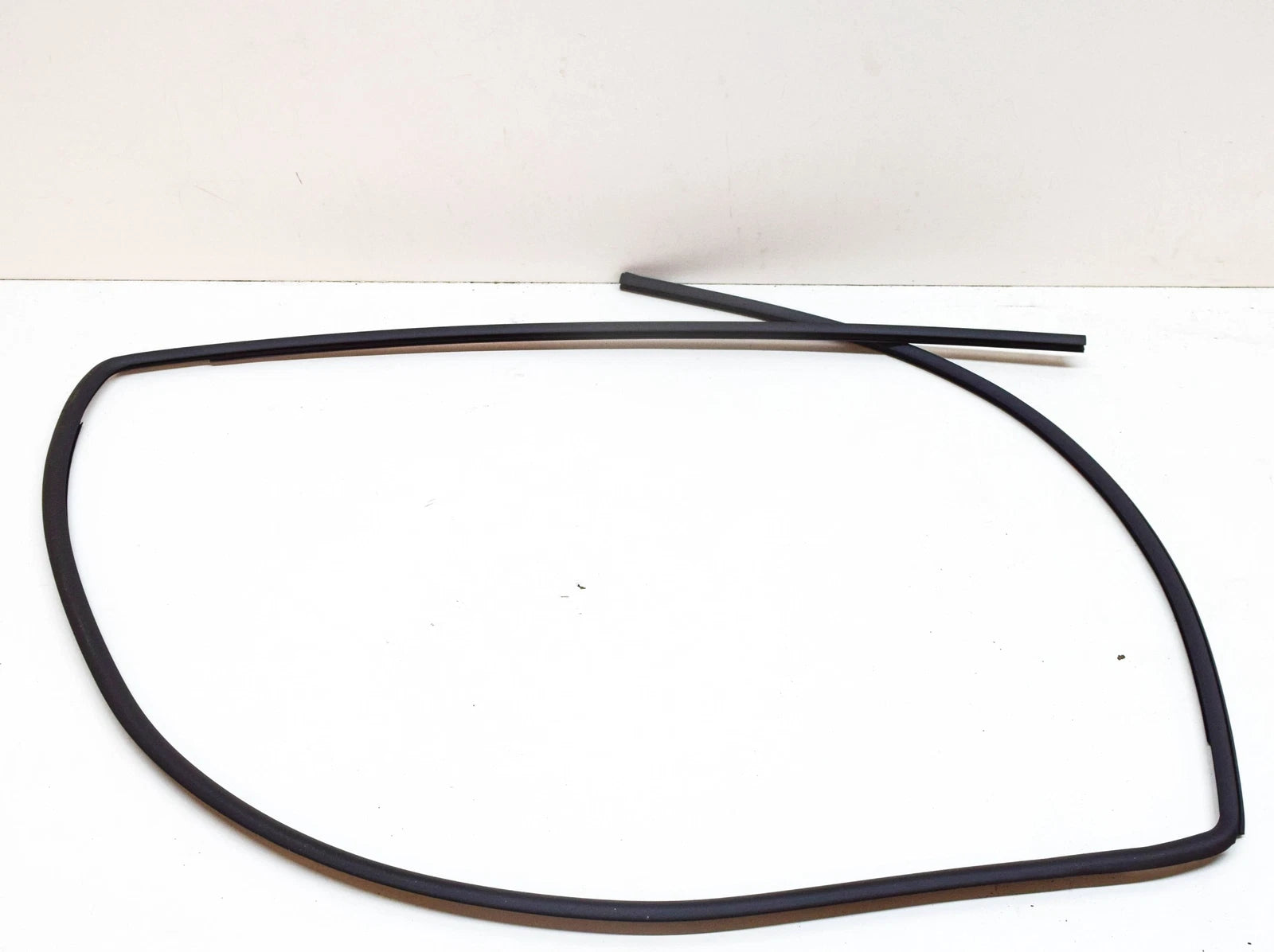 NEW BMW 3 COMPACT E46 EXTERIOR WINDSHIELD MOULDING TRIM 51318252386 ORIGINAL