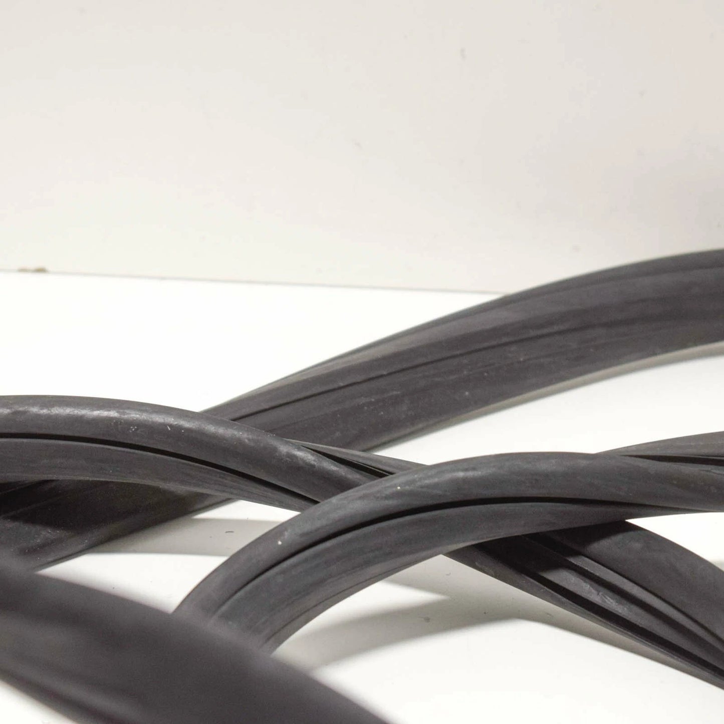 NEW BMW 1602 TOURING REAR WINDSHIELD SEAL FRAME 51311803137 ORIGINAL