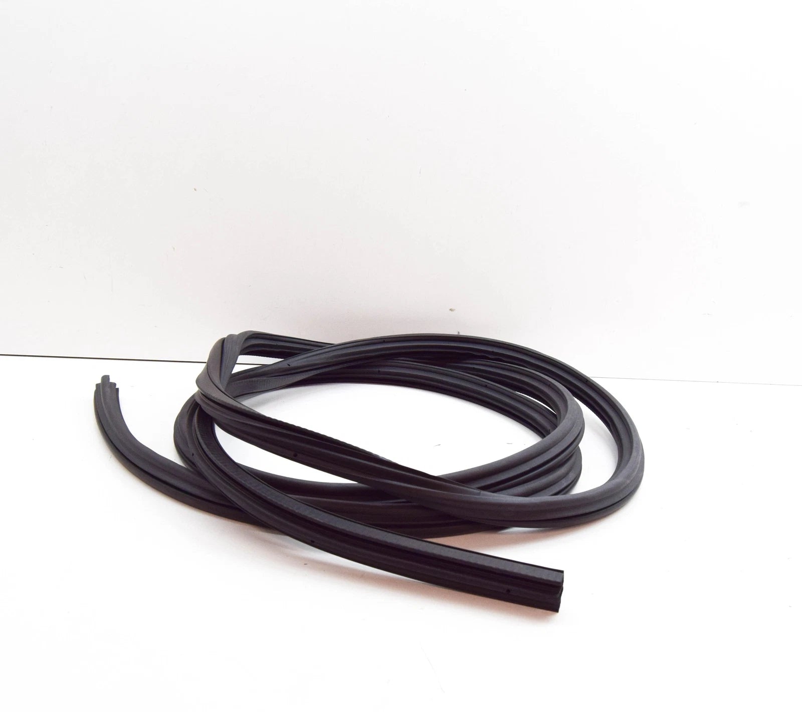 NEW MERCEDES-BENZ VITO W638 FRONT DOOR SEAL A6387320258 ORIGINAL