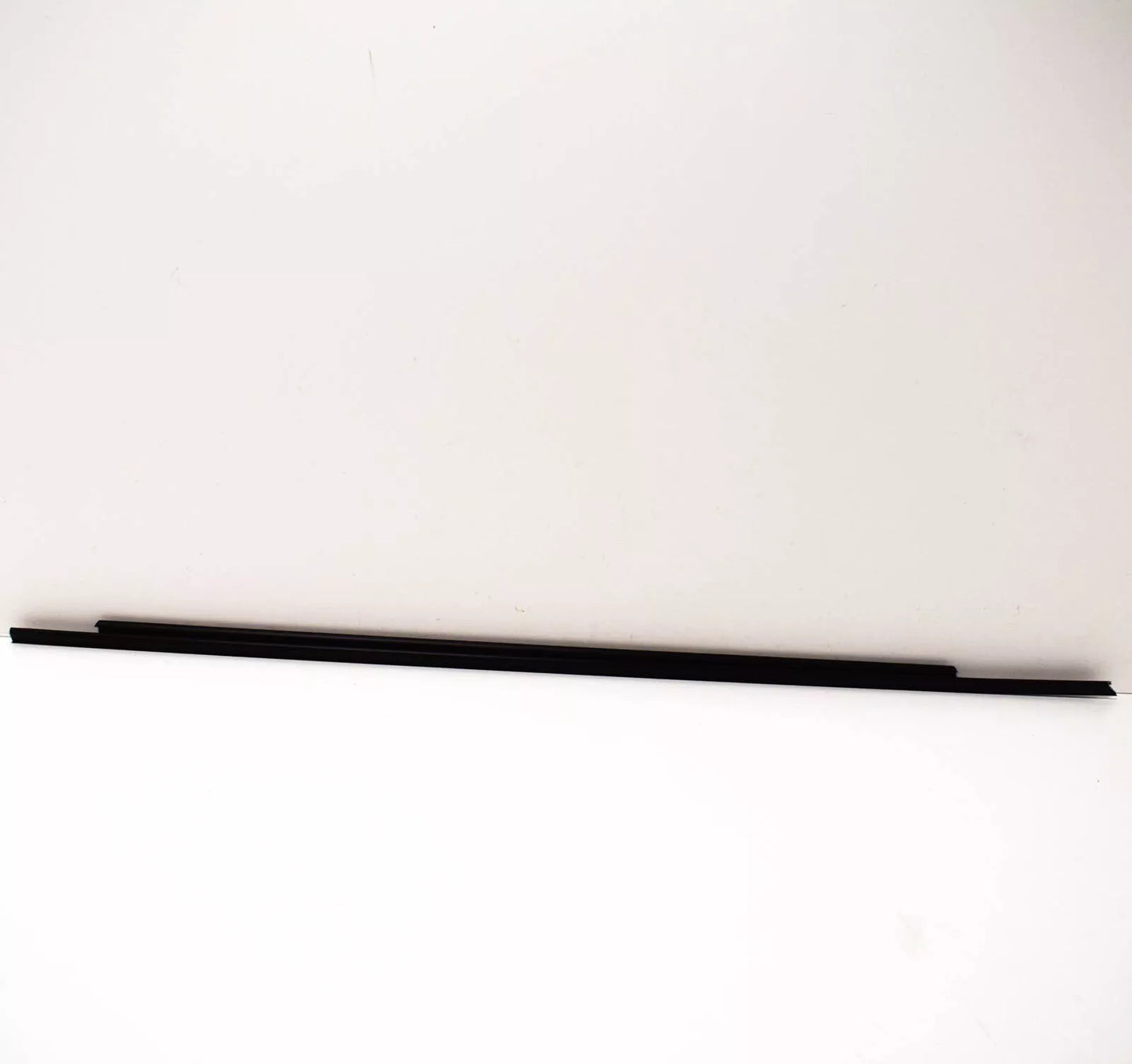 NEW BMW 5 E34 FRONT RIGHT DOOR OUTER WEATHER STRIP 51211944346 ORIGINAL