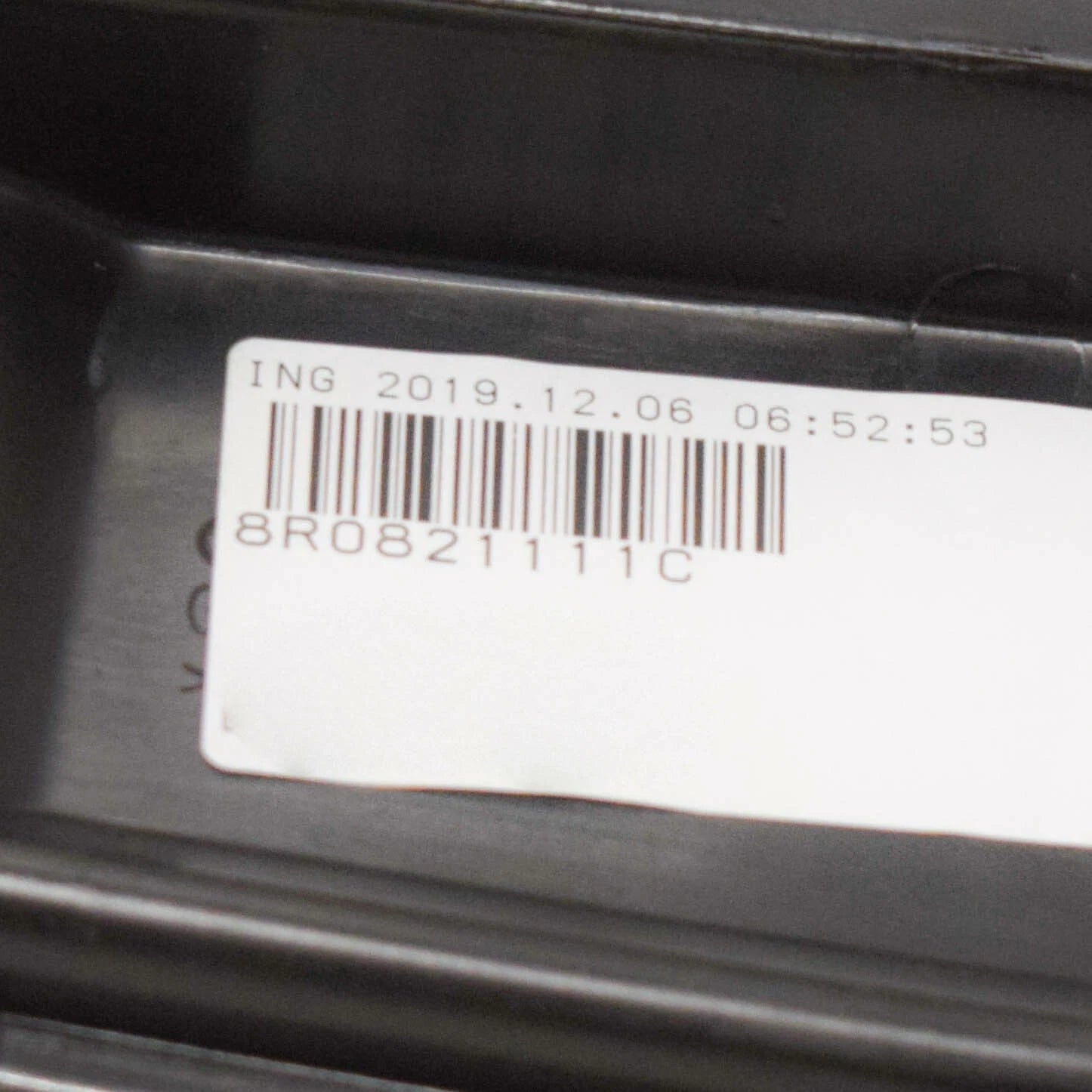 NEW AUDI Q5 8R FRONT LEFT FENDER CLOSING ELEMENT 8R0821111C