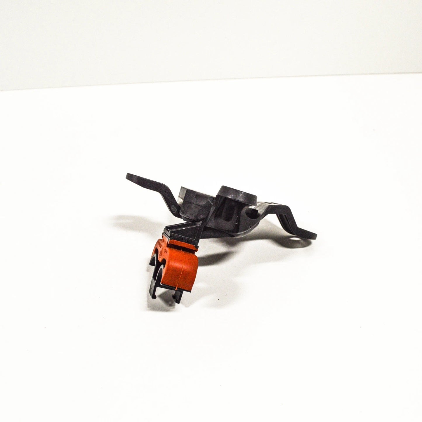 NEW BMW 5 F07 GT ENGINE OIL COOLER LINE BRACKET SUPPORT 17227591711 ORIGINAL