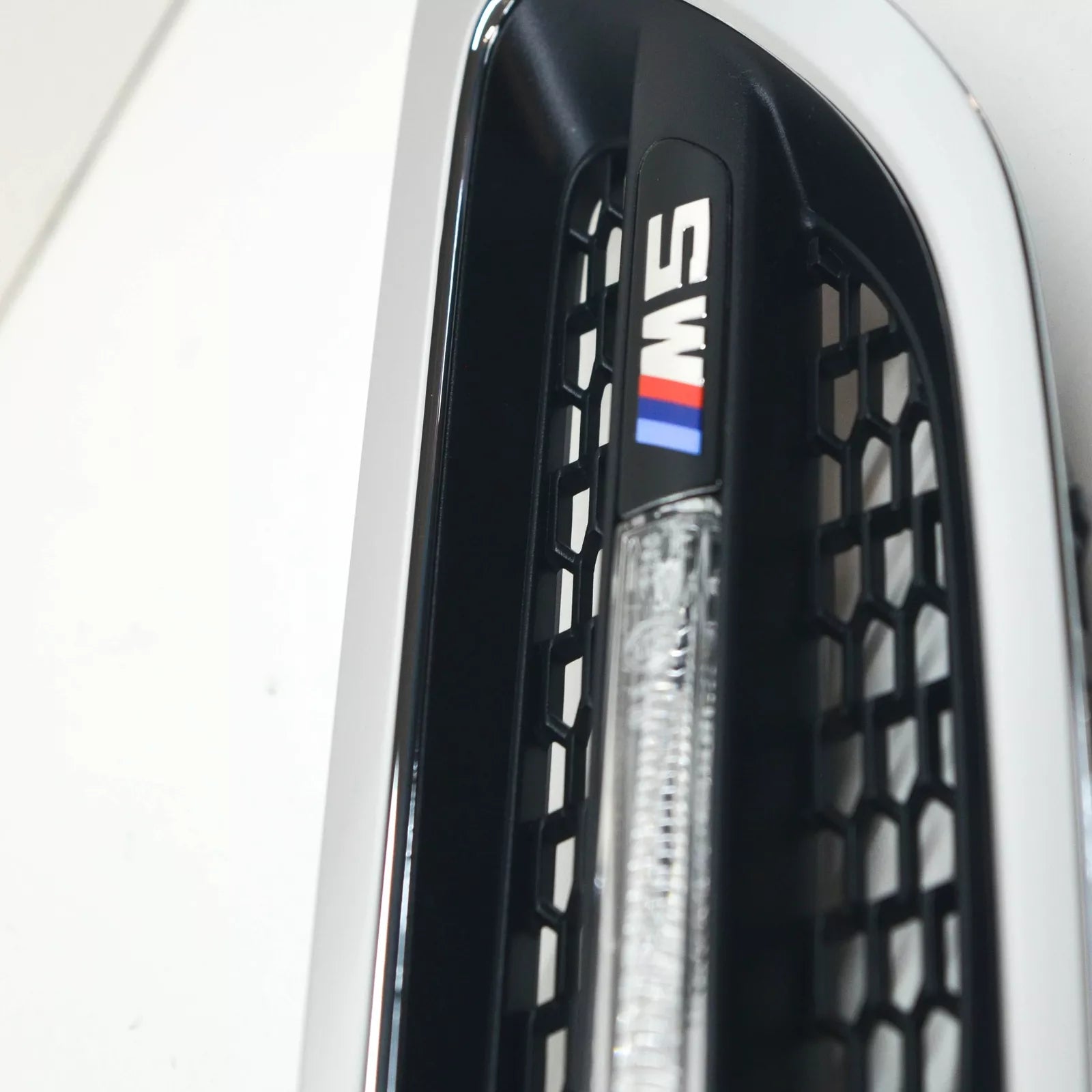 NEW BMW M5 F10 M FRONT RIGHT SIDE PANEL GRILLE TRIM REPEATER 51134805798 OEM