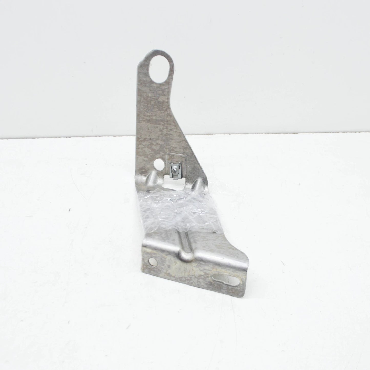 NEW BMW X5 E70 RIGHT ENGINE COMPARTMENT PROTECT BRACKET 51717188836 ORIGINAL