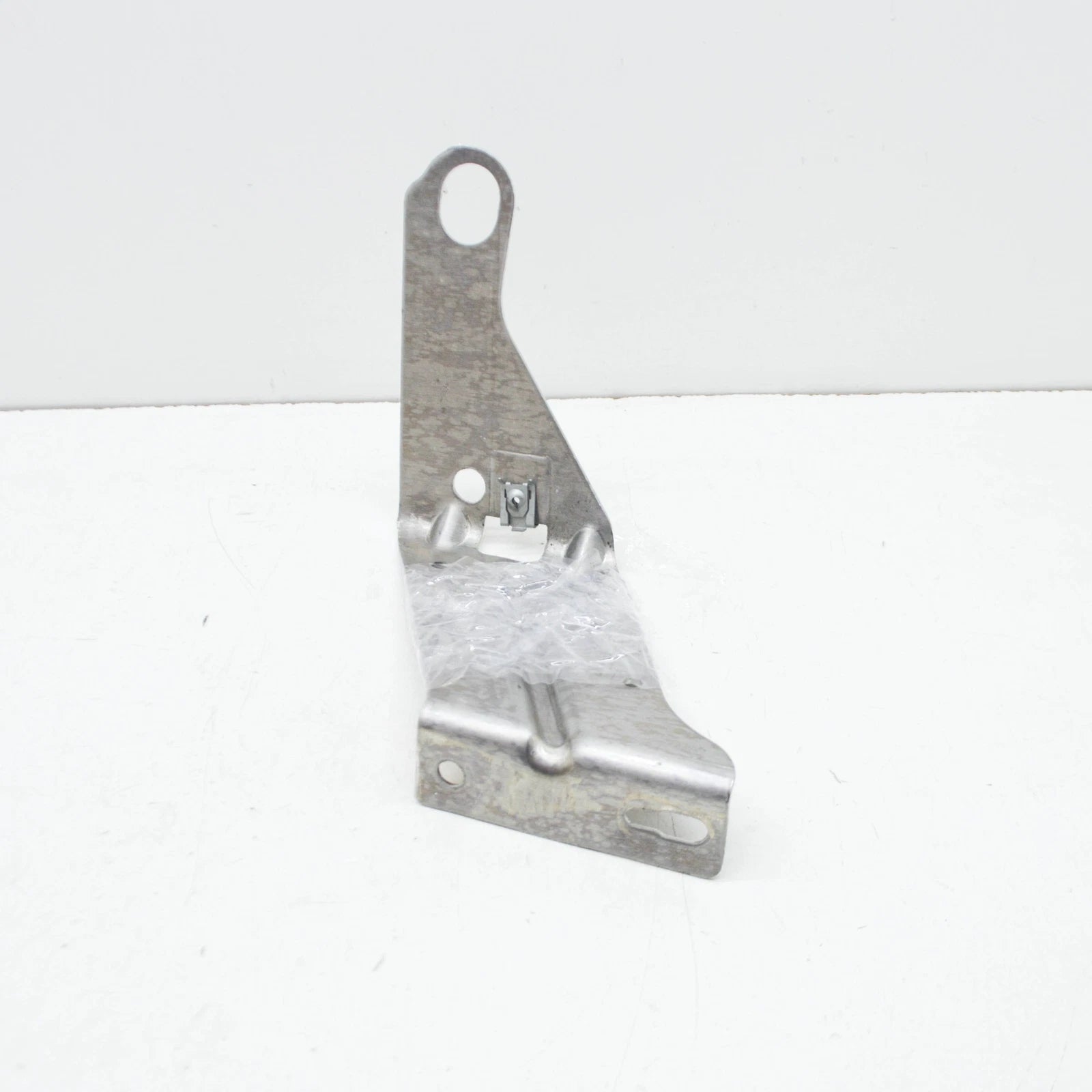 NEW BMW X5 E70 RIGHT ENGINE COMPARTMENT PROTECT BRACKET 51717188836 ORIGINAL