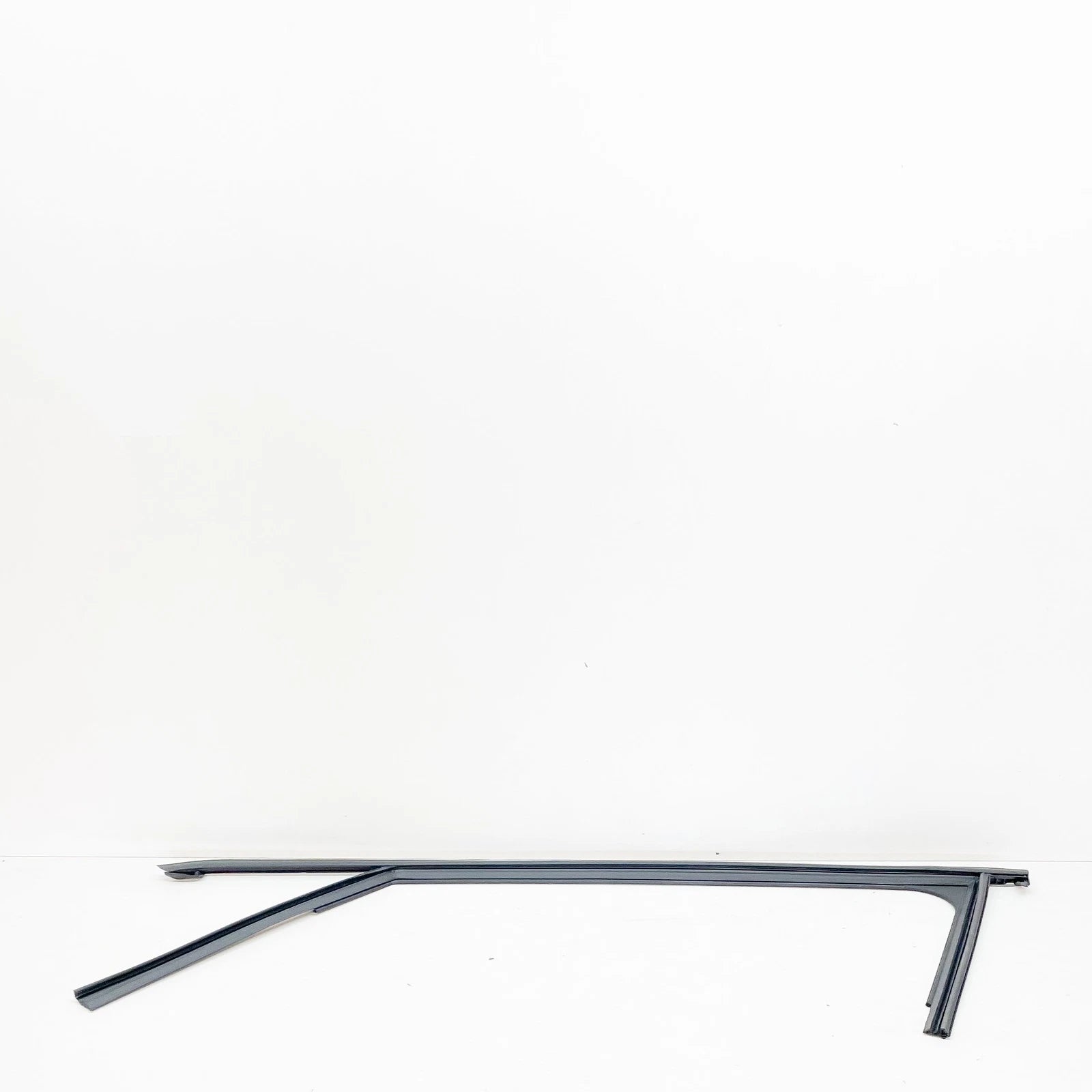 NEW MERCEDES-BENZ A W176 FRONT LEFT DOOR WINDOW GUIDE RAIL A1767251100 ORIGINAL