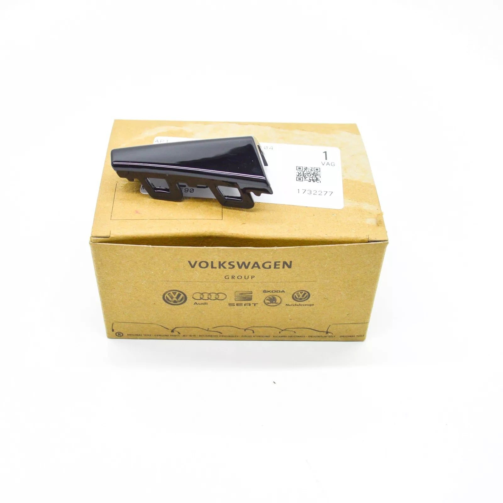 NEW VOLKSWAGEN TIGUAN AD FRONT RIGHT BUMPER TOW EYE COVER 5NN807241C041