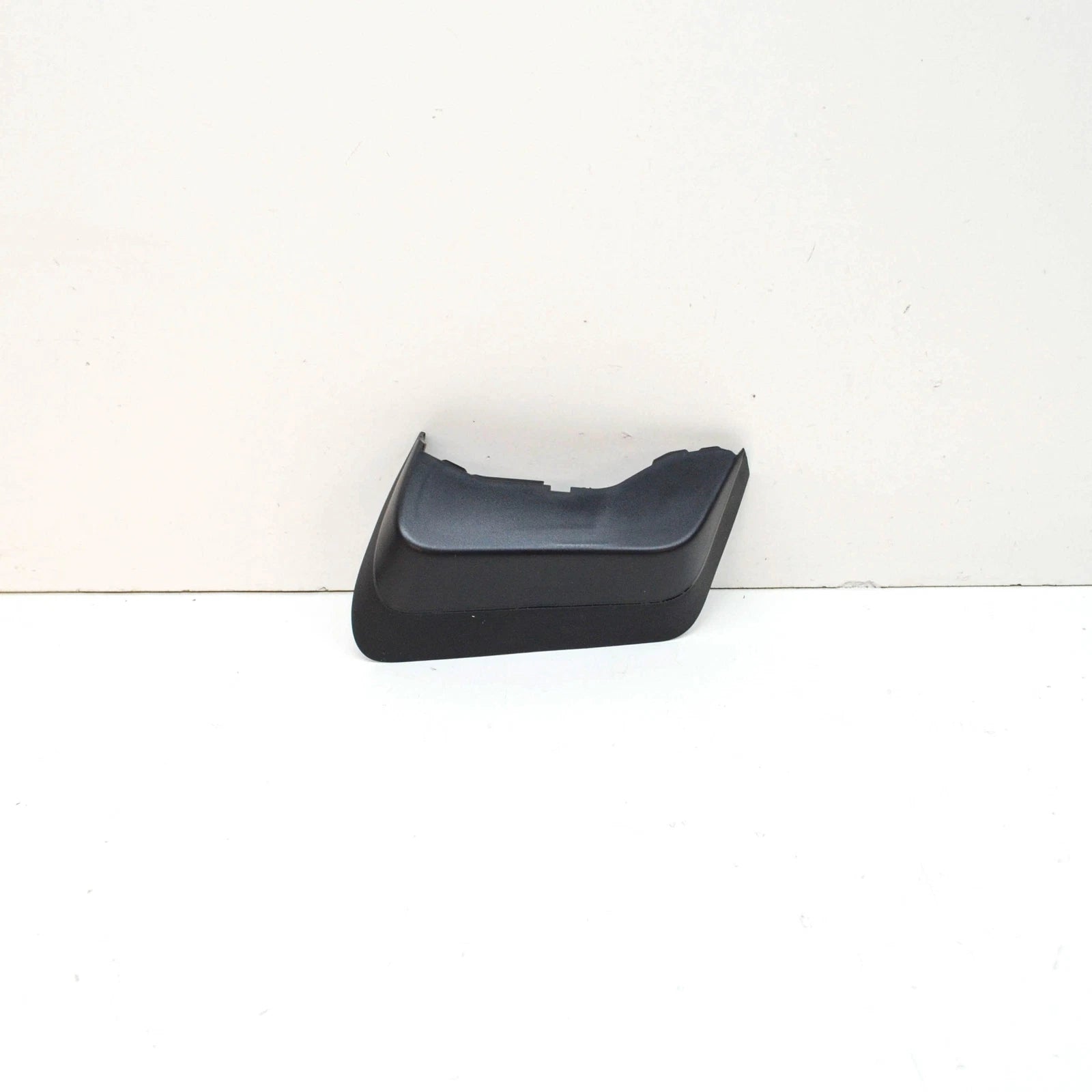 NEW AUDI Q8 REAR LEFT TAILLIGHT COVER TRIM ON LIFTGATE 4M8945255 ORIGINAL