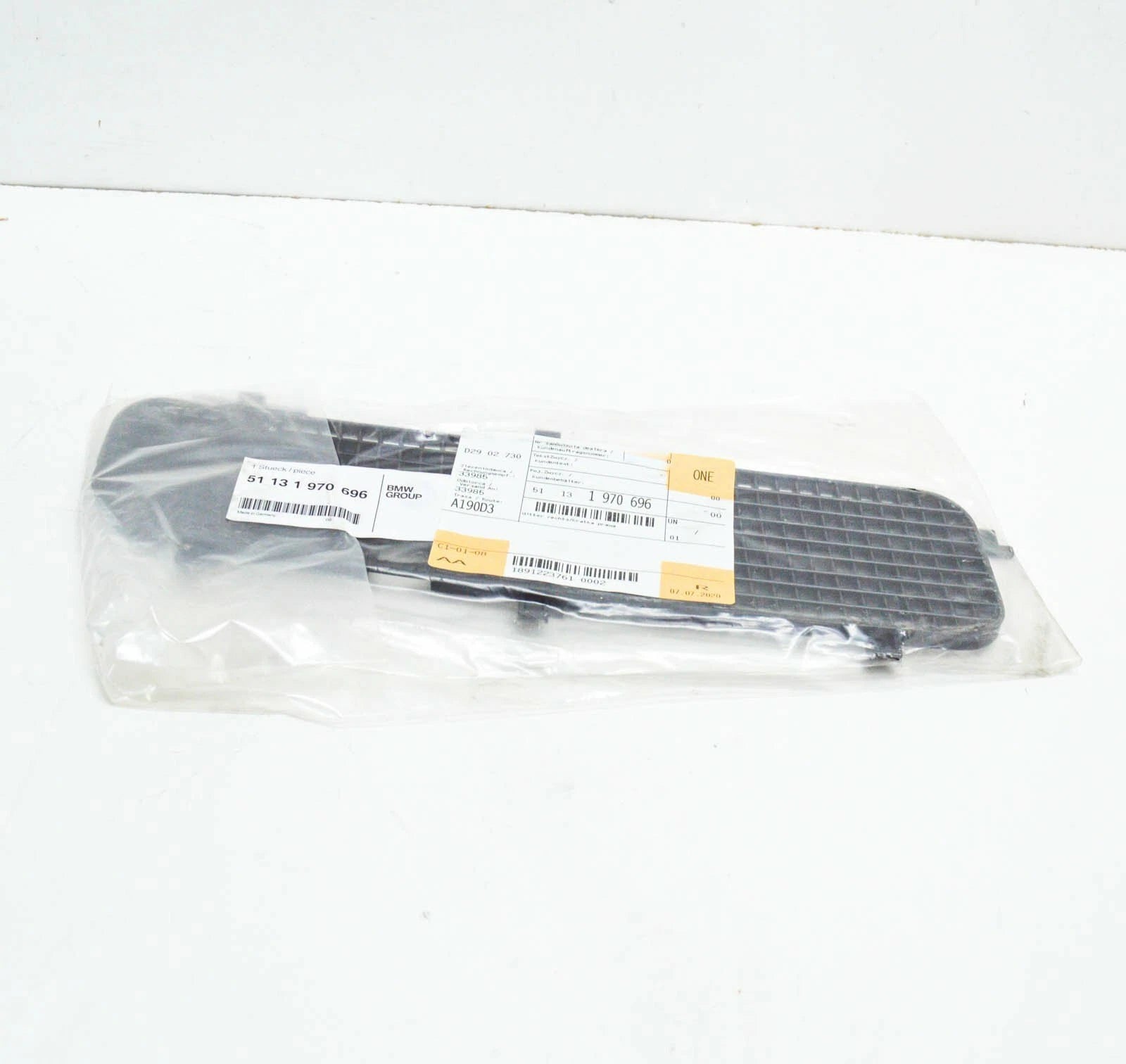 NEW BMW 8 E31 FRONT RIGHT WINDSHIELD WIPER COWL GRILL 51131970696 ORIGINAL