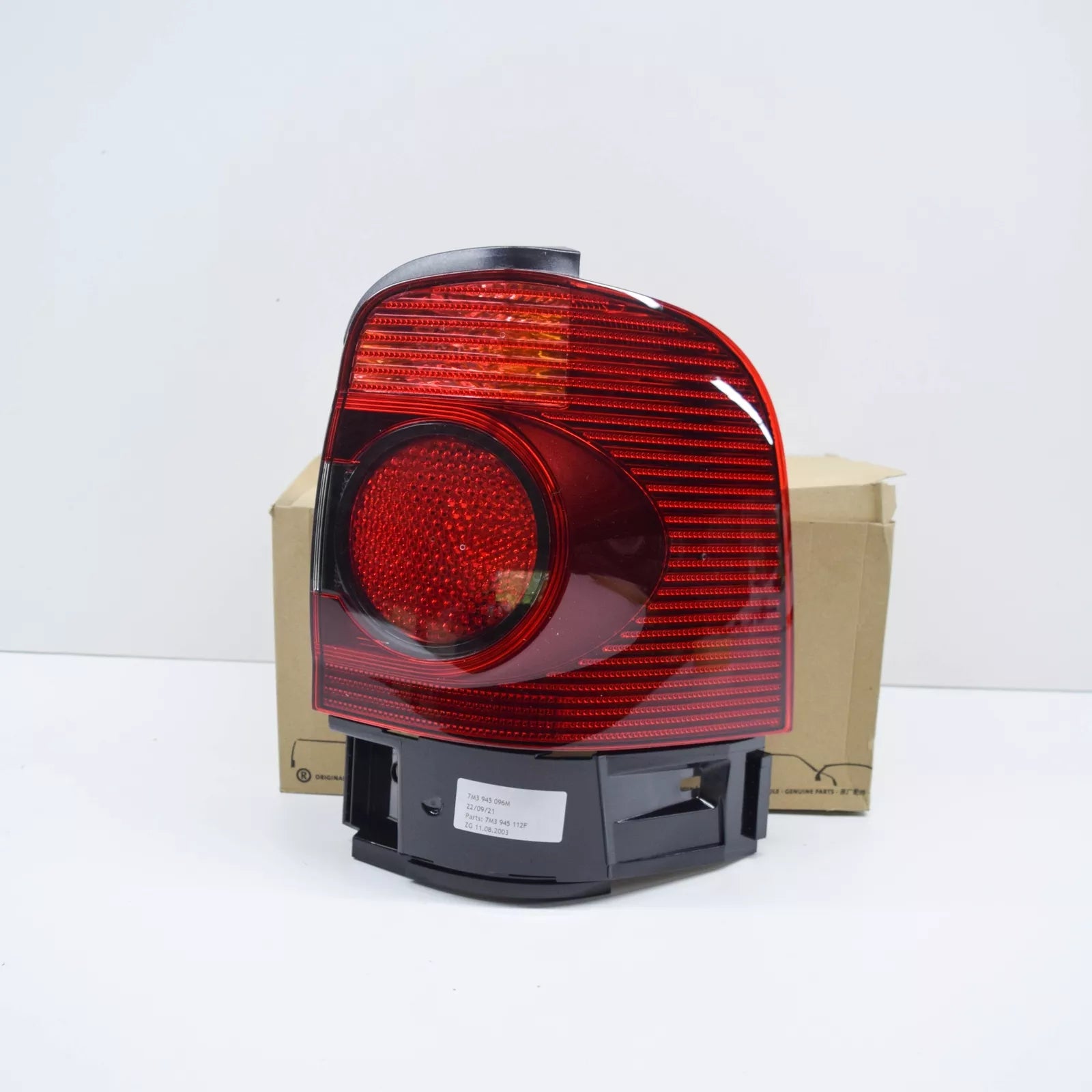 NEW VOLKSWAGEN SHARAN 7M REAR RIGHT OUTER TAILLIGHT 7M3945096M ORIGINAL