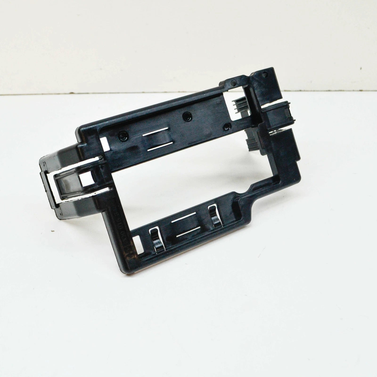 NEW VOLKSWAGEN CA1 ATLAS ENGINE BAY FUSE BOX RETAINER 2Q0915345A ORIGINAL