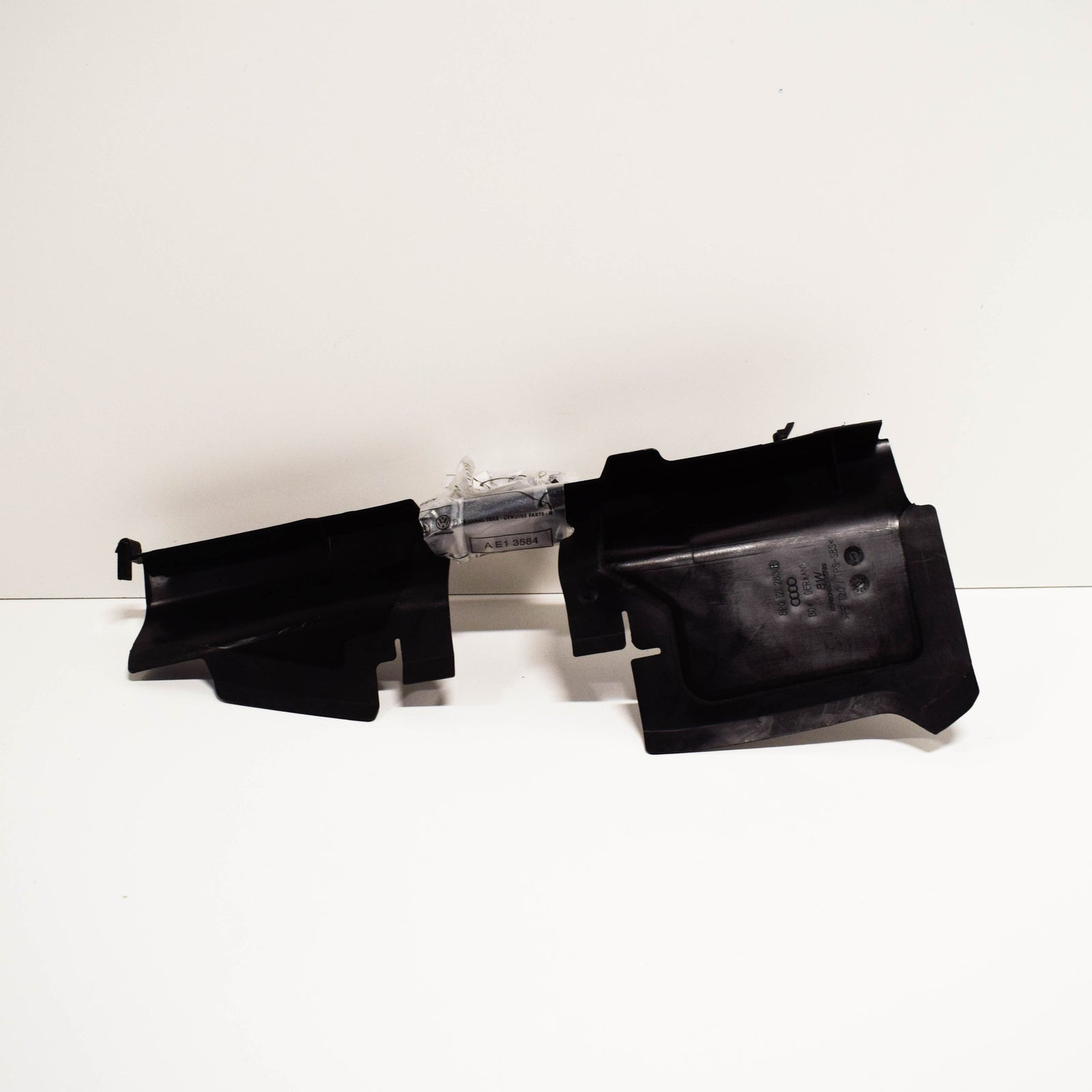 NEW AUDI A3 8P LEFT SIDE AIR GUIDE 8P0121283E ORIGINAL