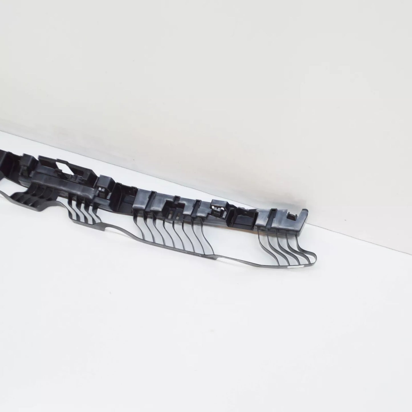 NEW VW JETTA A7 REAR BUMPER CENTRE BRACKET SECURING STRIP 17A807863 ORIGINAL