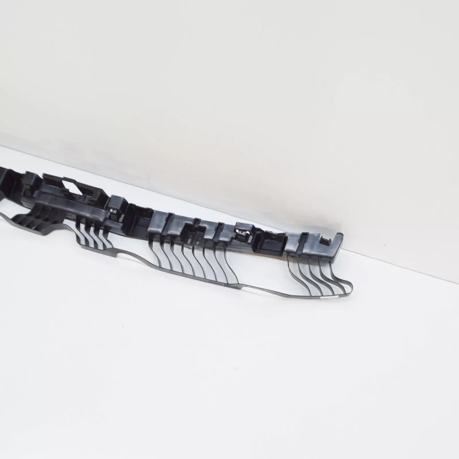 NEW VW JETTA A7 REAR BUMPER CENTRE BRACKET SECURING STRIP 17A807863 ORIGINAL