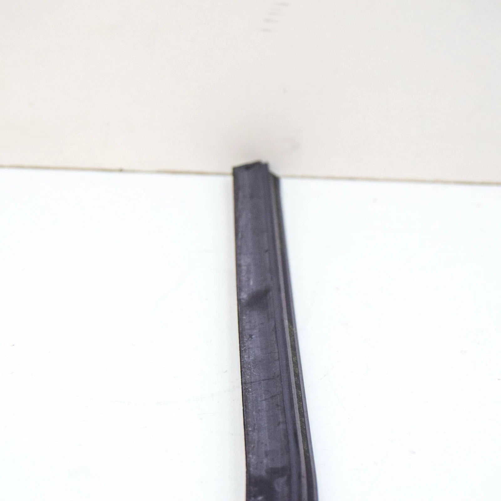 NEW BMW 3 CONVERTIBLE E30 FRONT RIGHT DOOR WEATHERSTRIP 51321924754 ORIGINAL