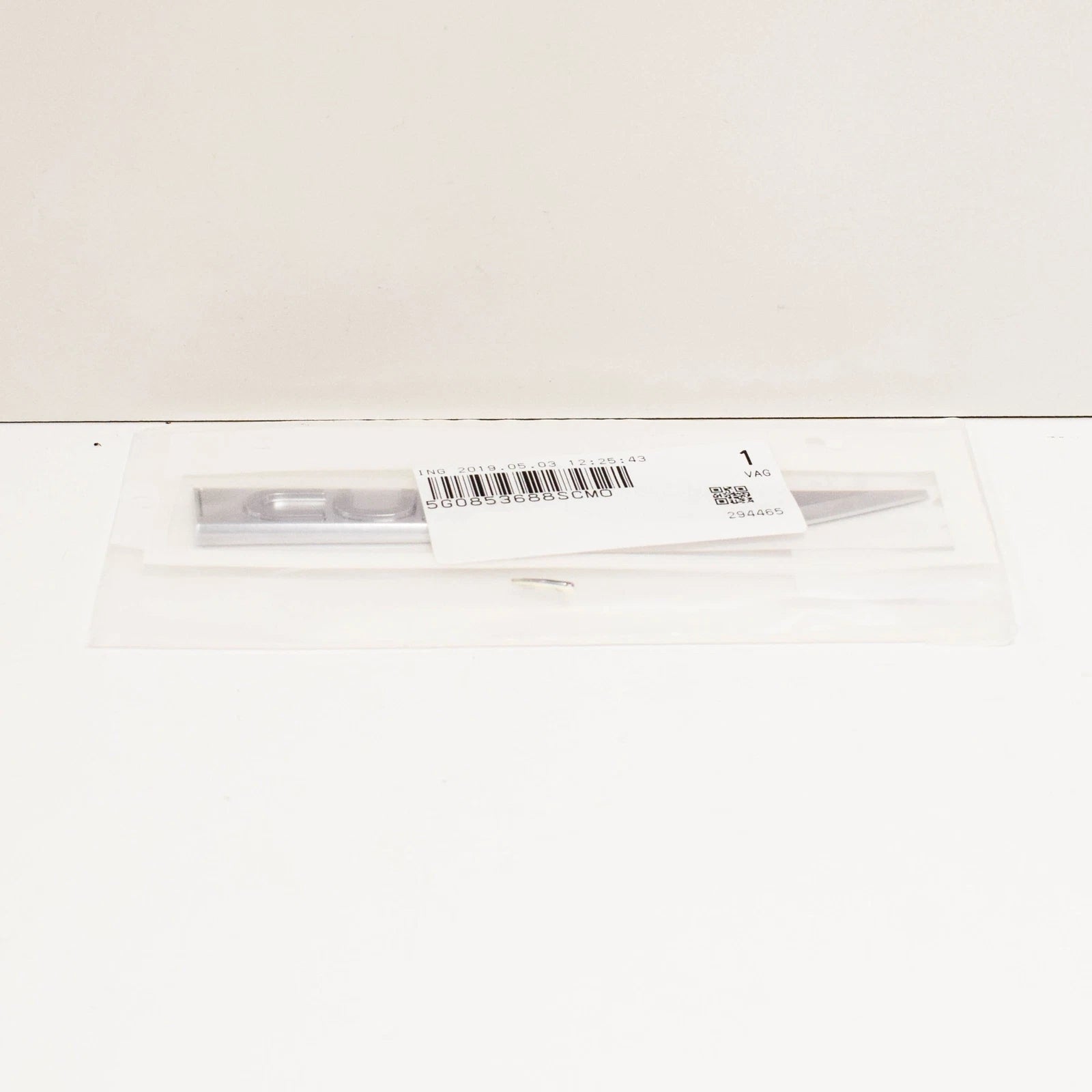 NEW VW GOLF MK7 GTI R32 RIGHT SIDE WING EMBLEM BADGE 5G0853688SCMO ORIGINAL