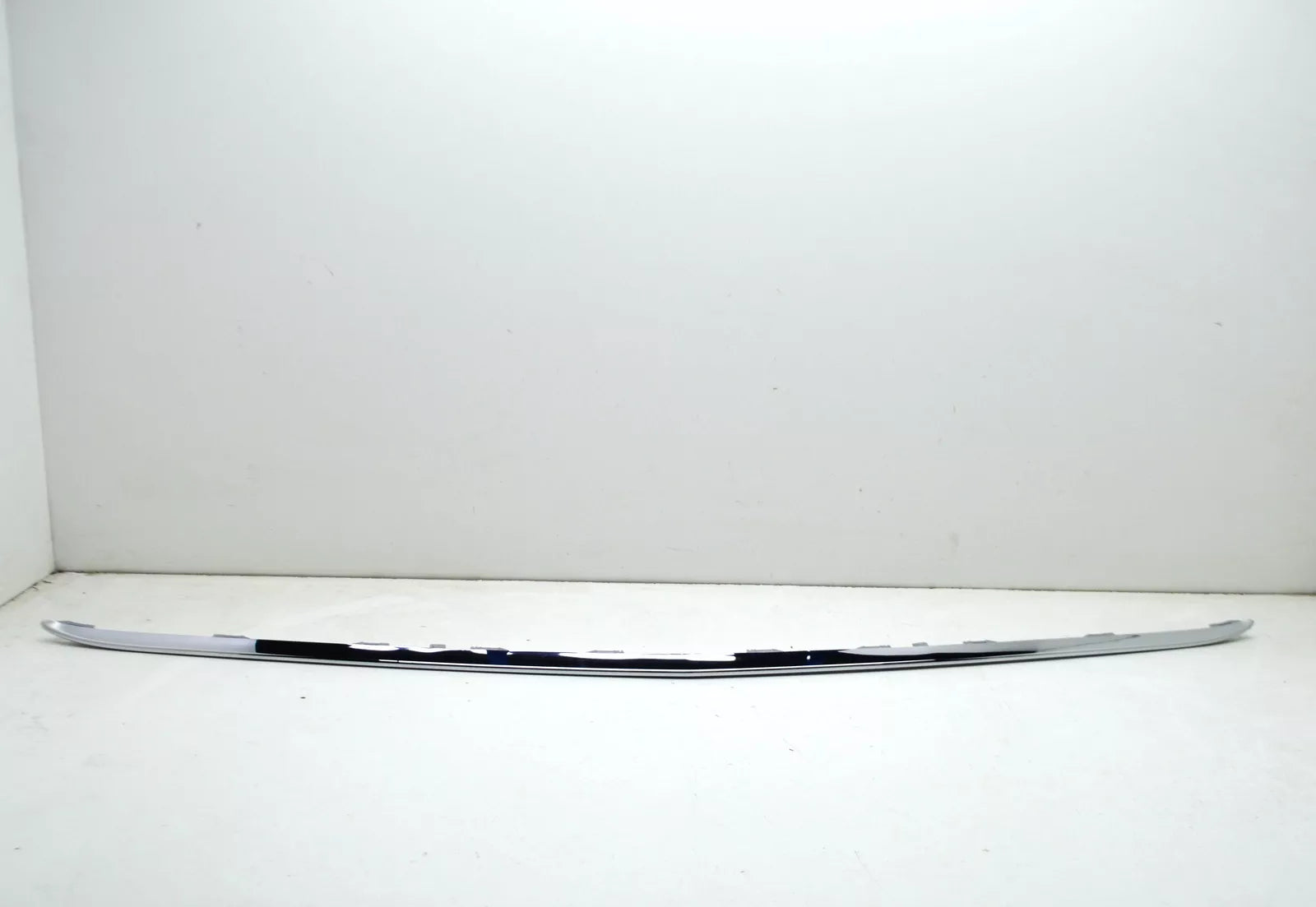 NEW MERCEDES-BENZ CLS C218 FRONT BUMPER CENTER MOLDING A2188851374