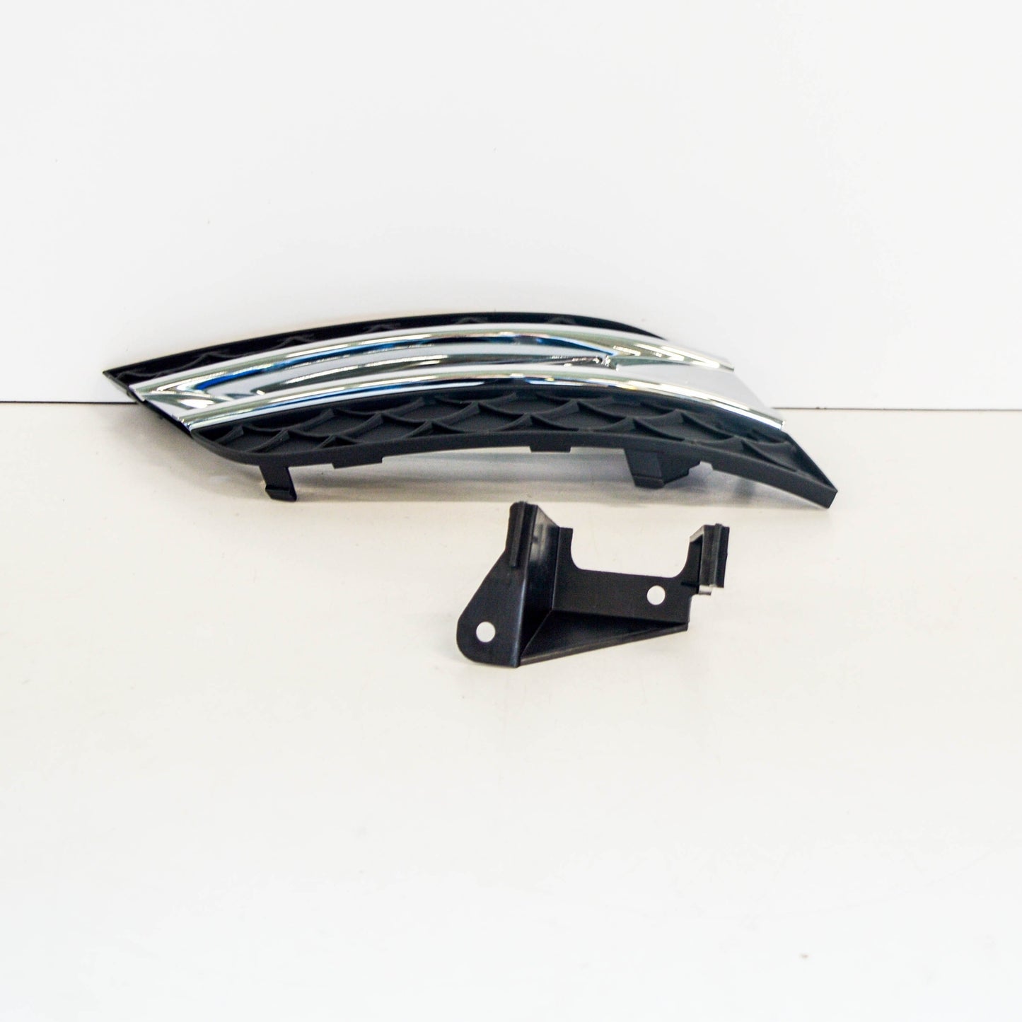 NEW MERCEDES BENZ ML W164 FRONT BUMPER RIGHT GRILLE COVER A1648802024 ORIGINAL