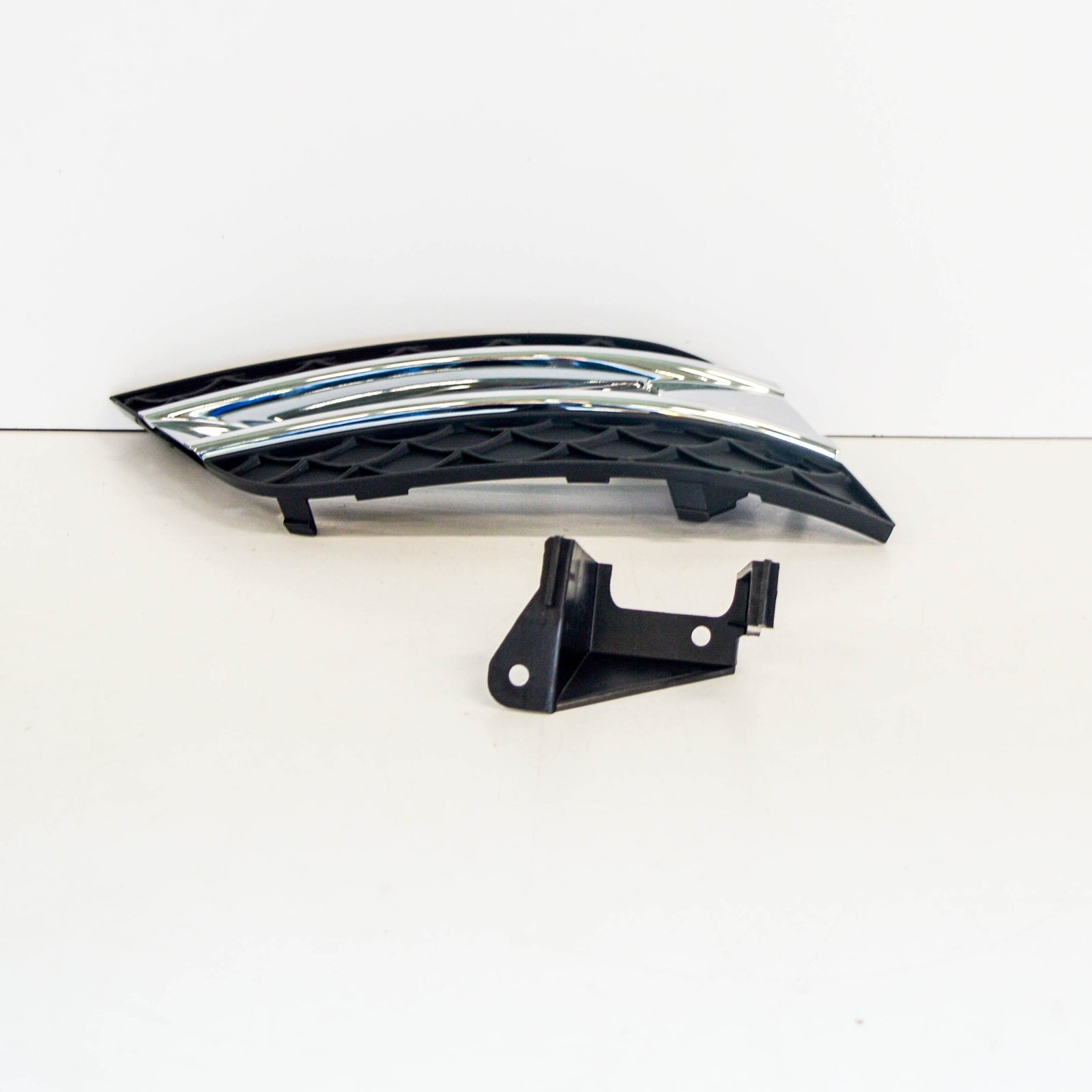 NEW MERCEDES BENZ ML W164 FRONT BUMPER RIGHT GRILLE COVER A1648802024 ORIGINAL