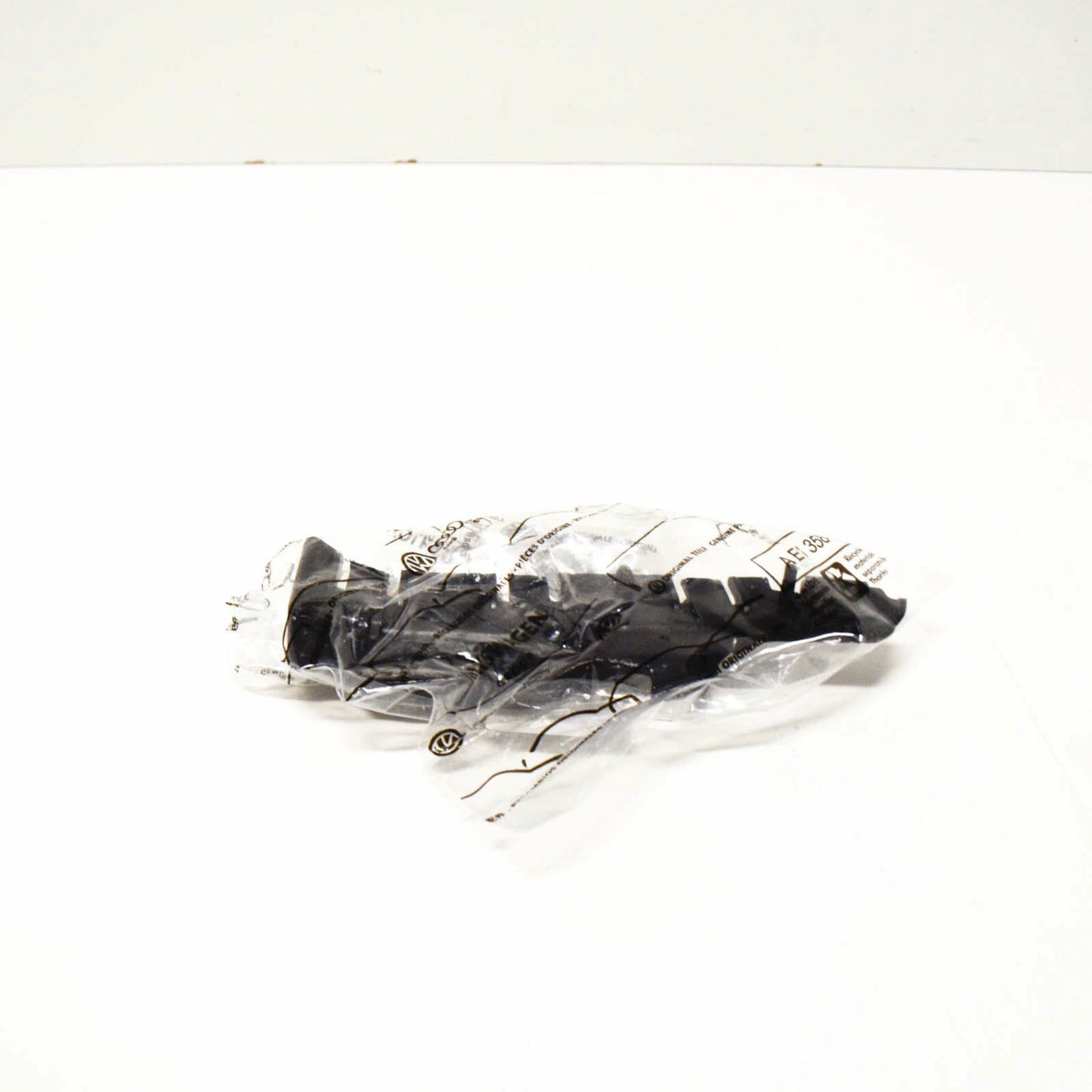 NEW AUDI A3 8P FRONT BUMPER RIGHT SUPPORT BRACKET 8P0807184B ORIGINAL