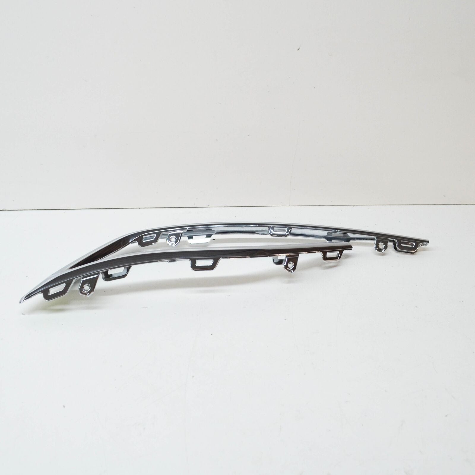 NEW VW GOLF MK8 CD REAR BUMPER LEFT DECORATIVE TRIM CHROME 5H68533312ZZ ORIGINAL