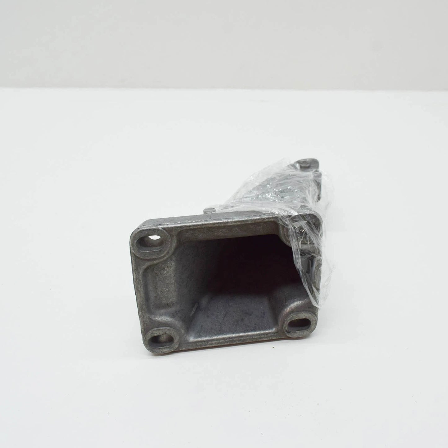 NEW BMW 5 E28 RIGHT SUPPORTING ENGINE BRACKET 11811127362 1127362 ORIGINAL