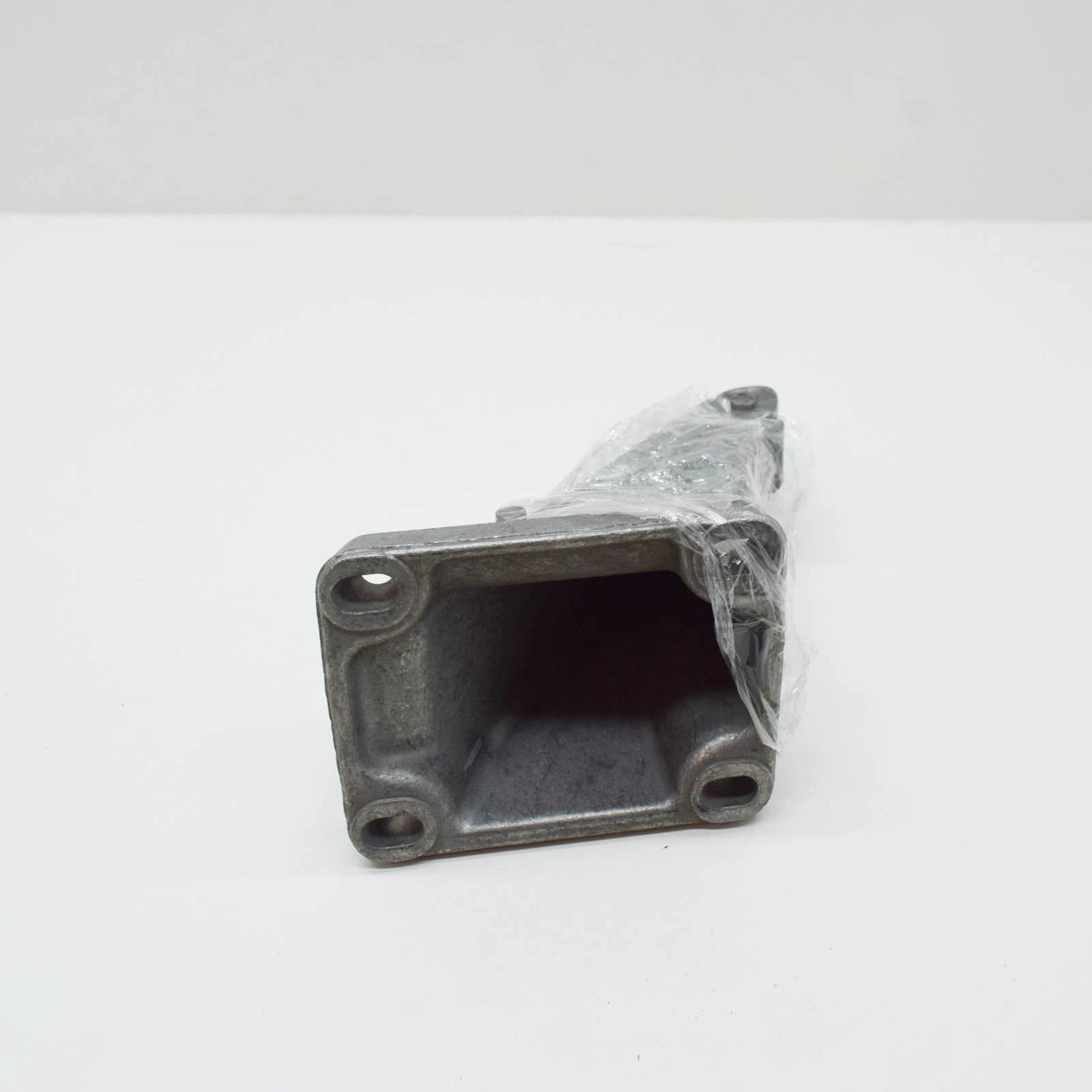 NEW BMW 5 E28 RIGHT SUPPORTING ENGINE BRACKET 11811127362 1127362 ORIGINAL
