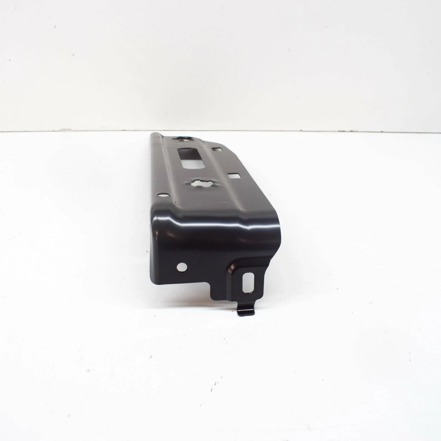 NEW BMW X5 G05 AUXILIARY RADIATOR RIGTH UPPER BRACKET 51647443622 ORIGINAL