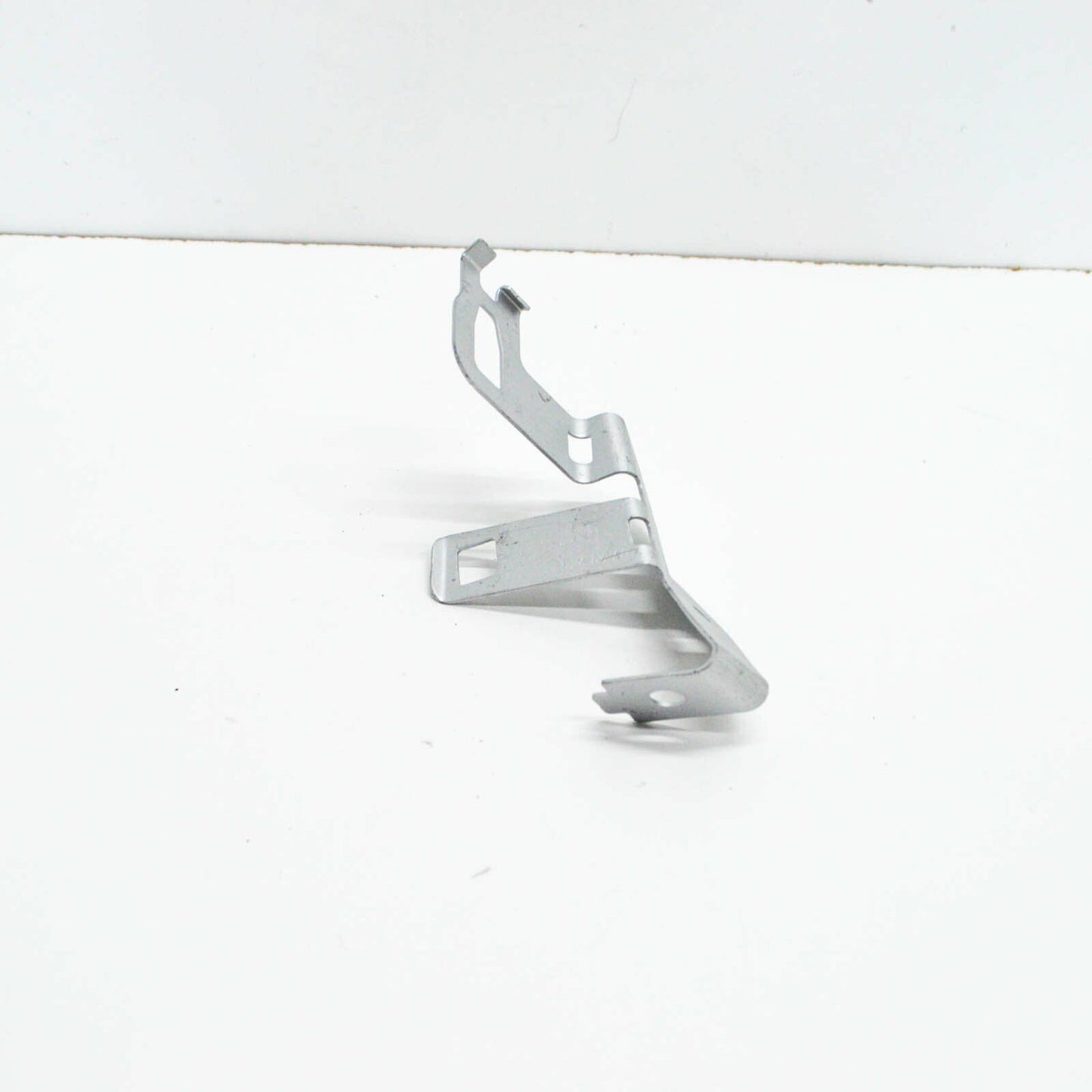 NEW MERCEDES-BENZ E W213 FRONT RIGHT UNDERTRAY BRACKET A2135240440 ORIGINAL