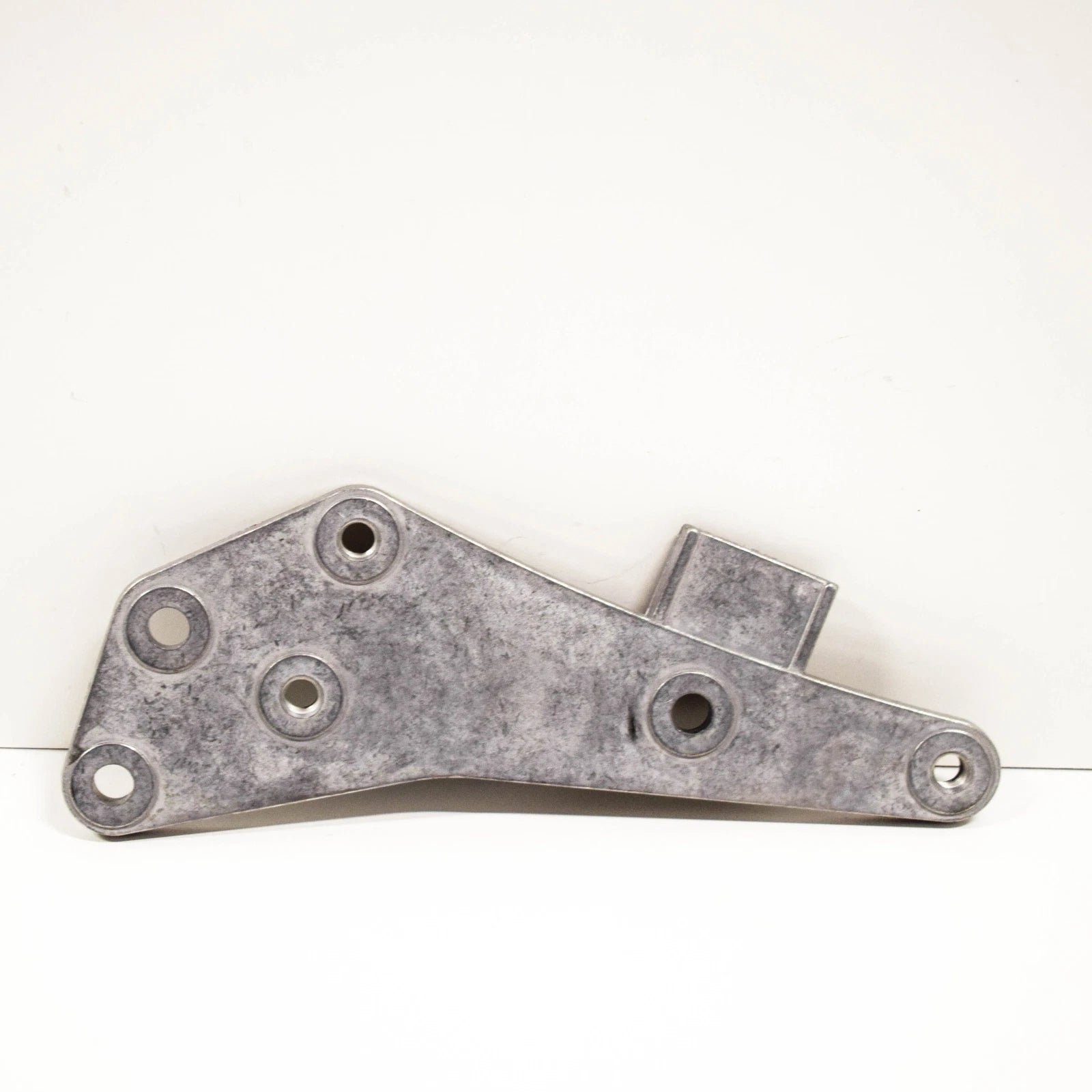 NEW BMW 1 F20 WATER PUMP BRACKET 11517600672 7600672 ORIGINAL