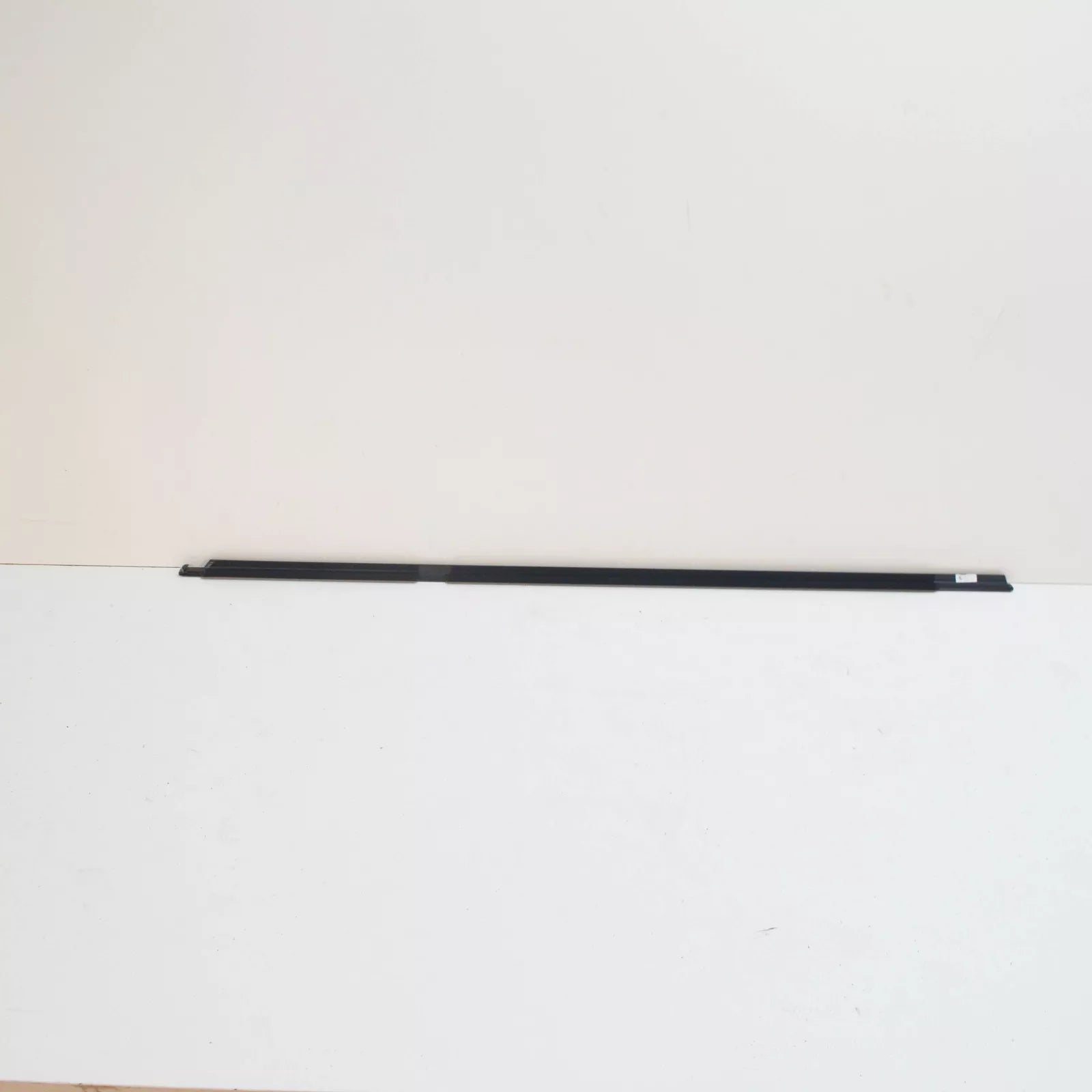 NEW BMW 3 E90 REAR RIGHT DOOR WINDOW OUTER WELL STRIP 51357220190 ORIGINAL