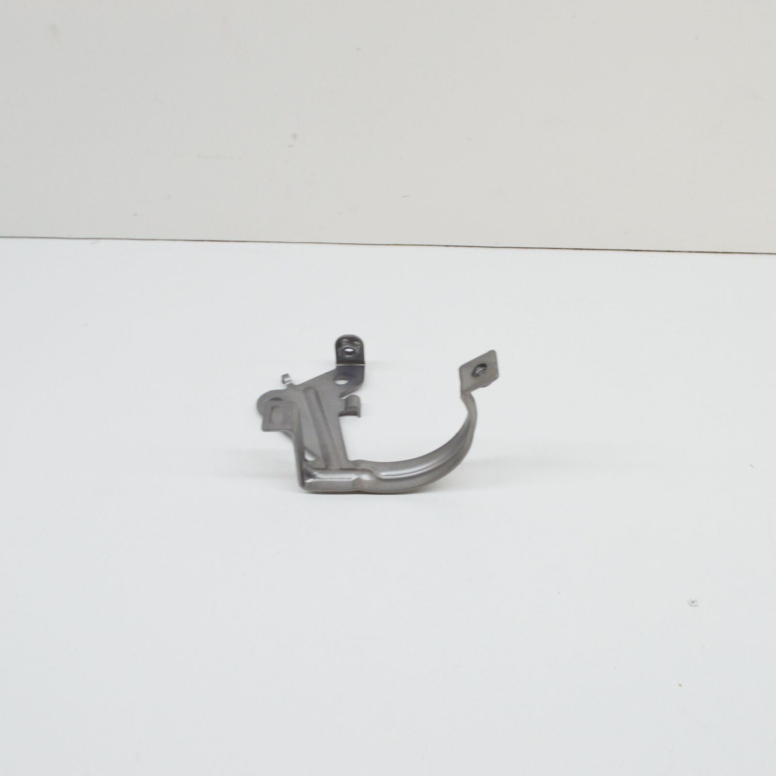 NEW MERCEDES-BENZ C W205 COOLING WATER PUMP BRACKET A2055013020 ORIGINAL