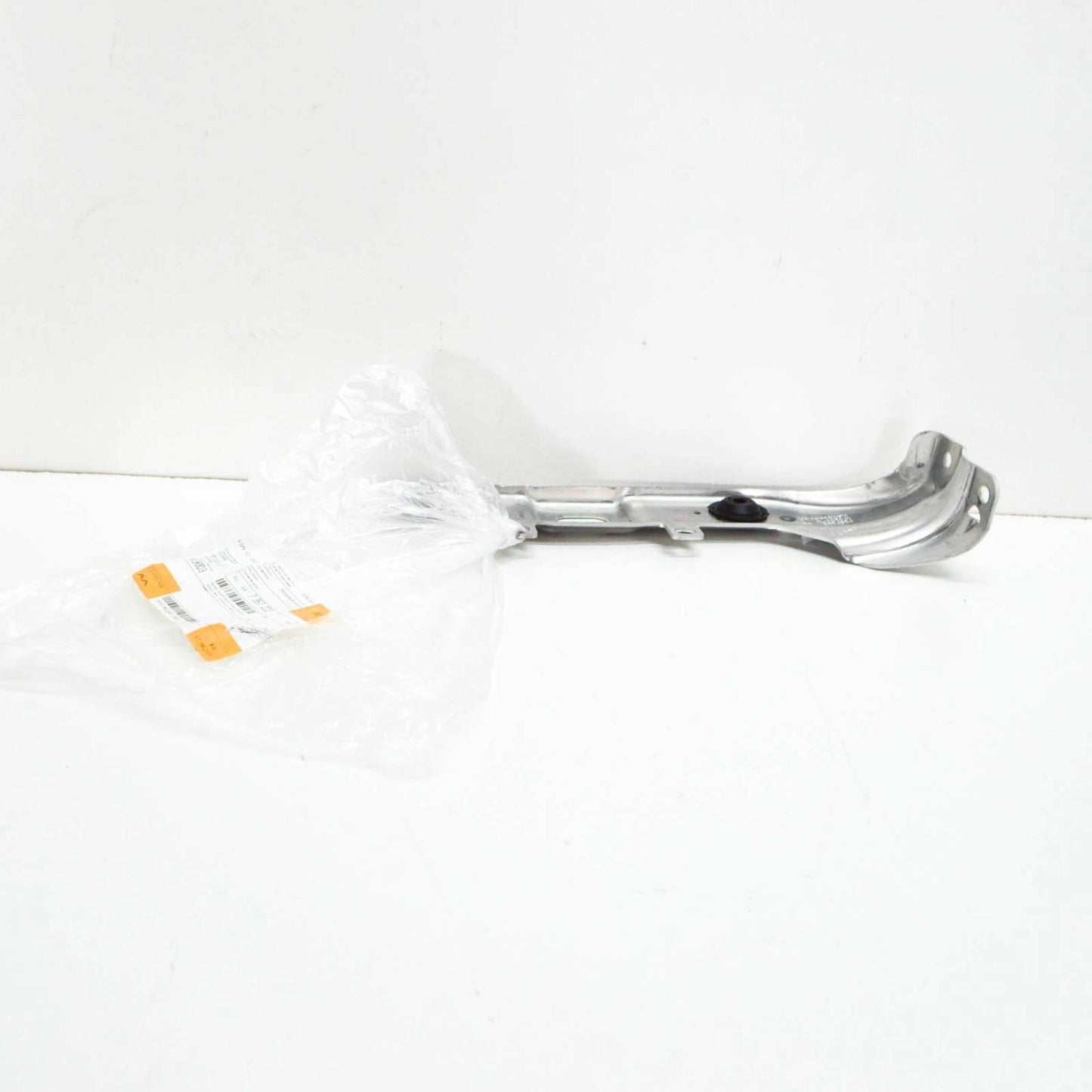 NEW BMW 5 G30 RIGHT LOWER RADIATOR SUPPORT BRACKET 51647357222 ORIGINAL