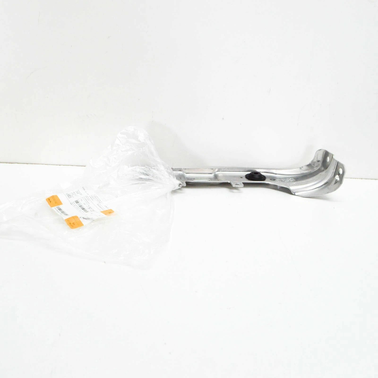 NEW BMW 5 G30 RIGHT LOWER RADIATOR SUPPORT BRACKET 51647357222 ORIGINAL