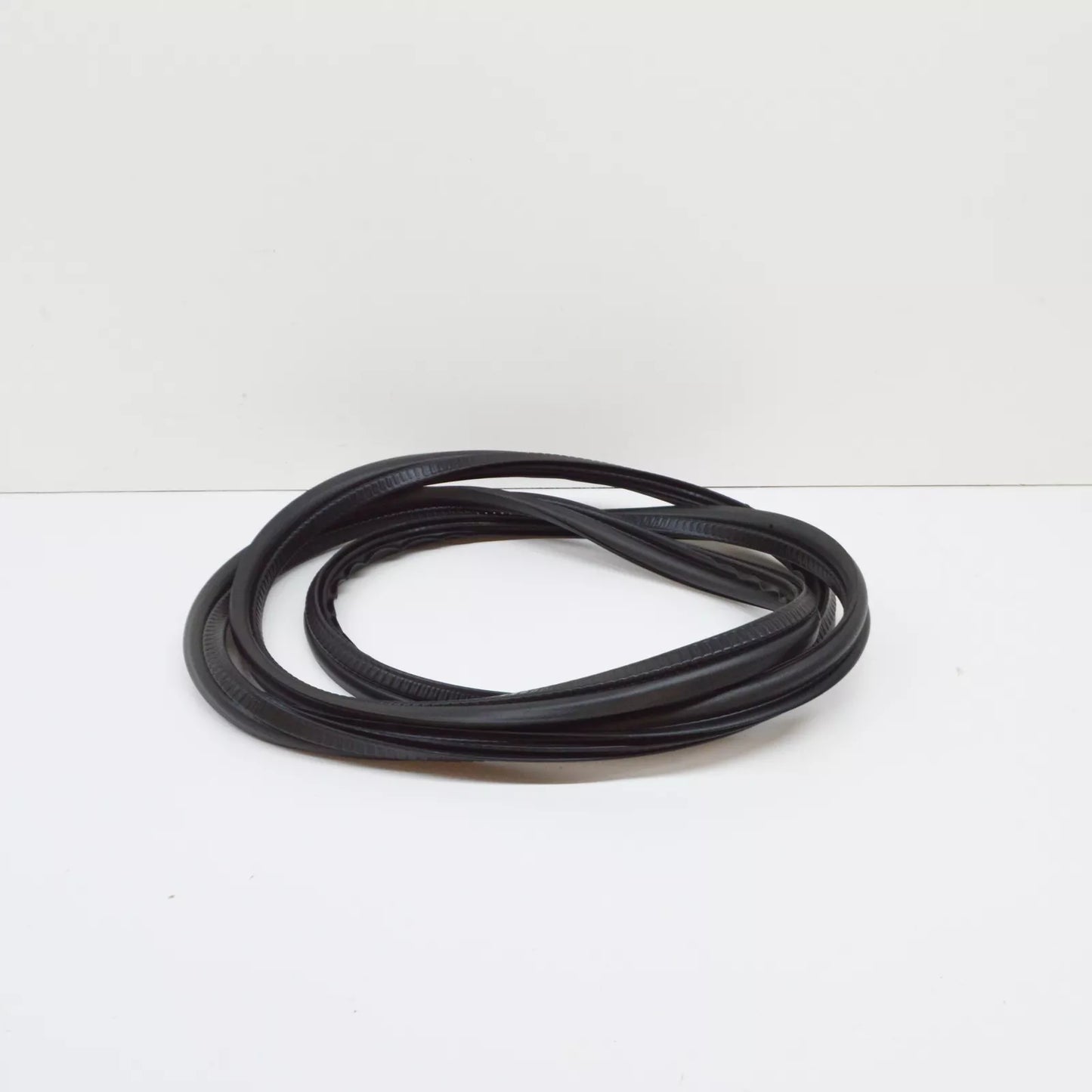 NEW BMW 5 TOURING E39 TRUNK LID REAR WINDOW WEATHERSTRIP 51718190689 ORIGINAL