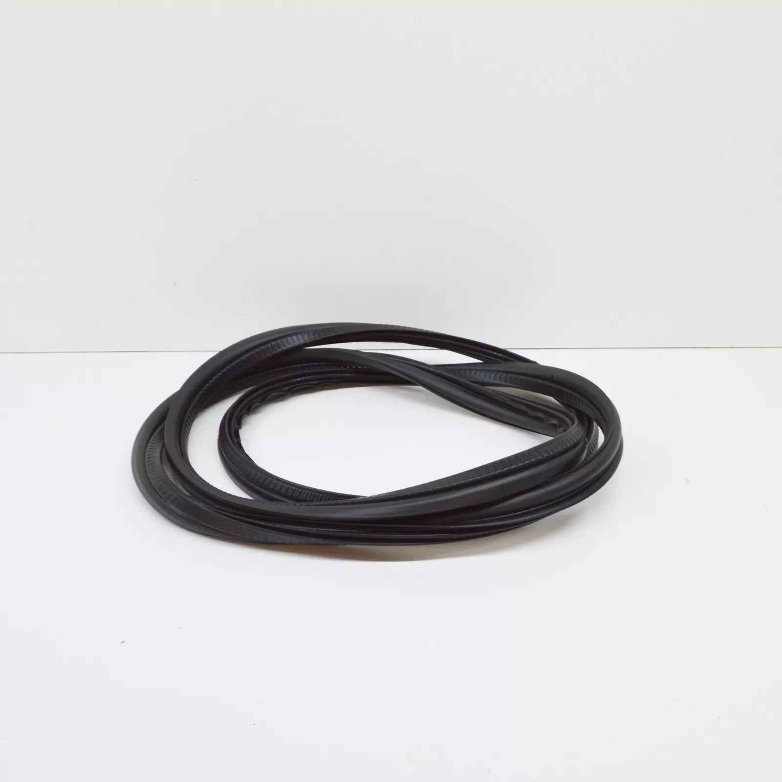 NEW BMW 5 TOURING E39 TRUNK LID REAR WINDOW WEATHERSTRIP 51718190689 ORIGINAL