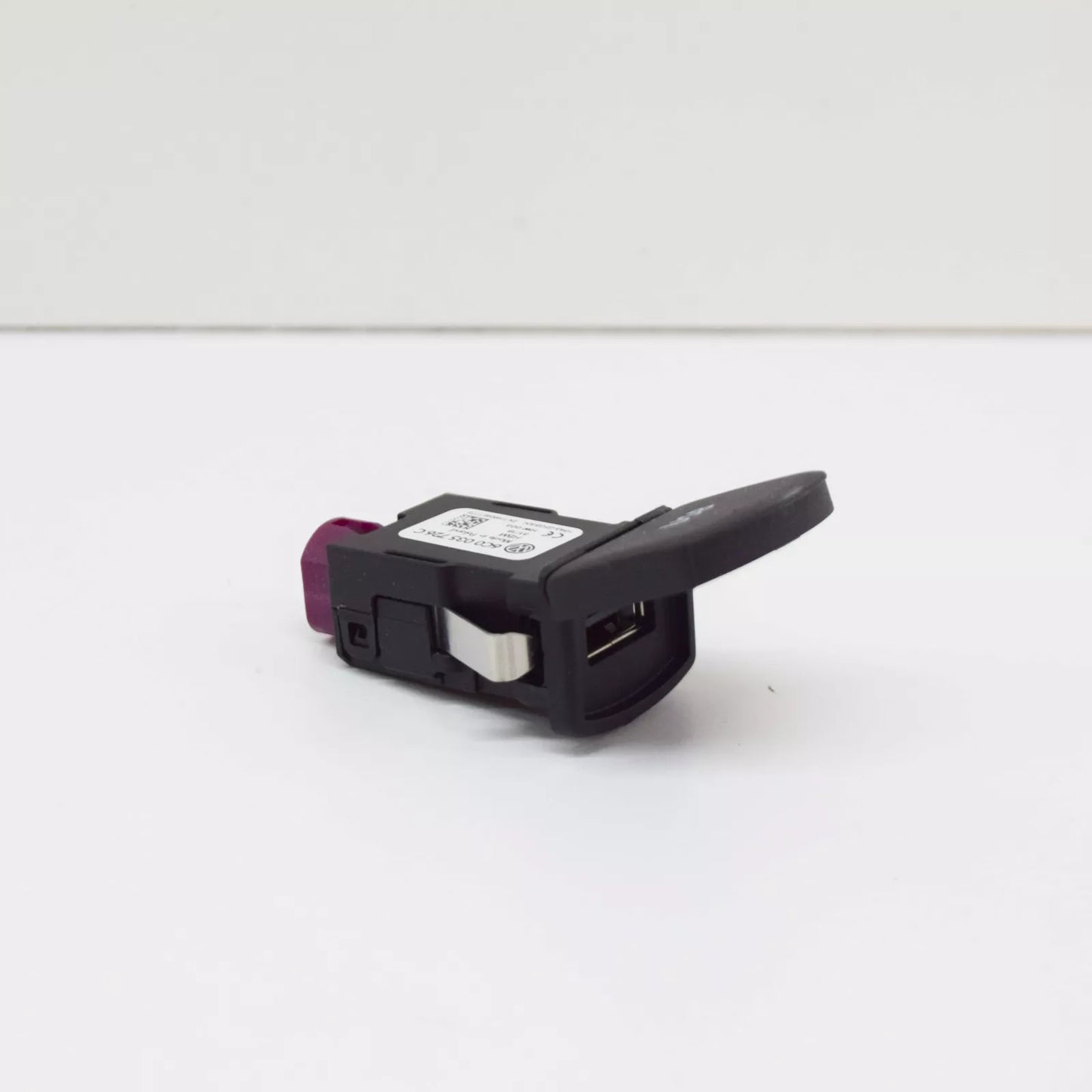 NEW VOLKSWAGEN POLO MK5 6R USB SOCKET WITH COVER 6C0035726C ORIGINAL