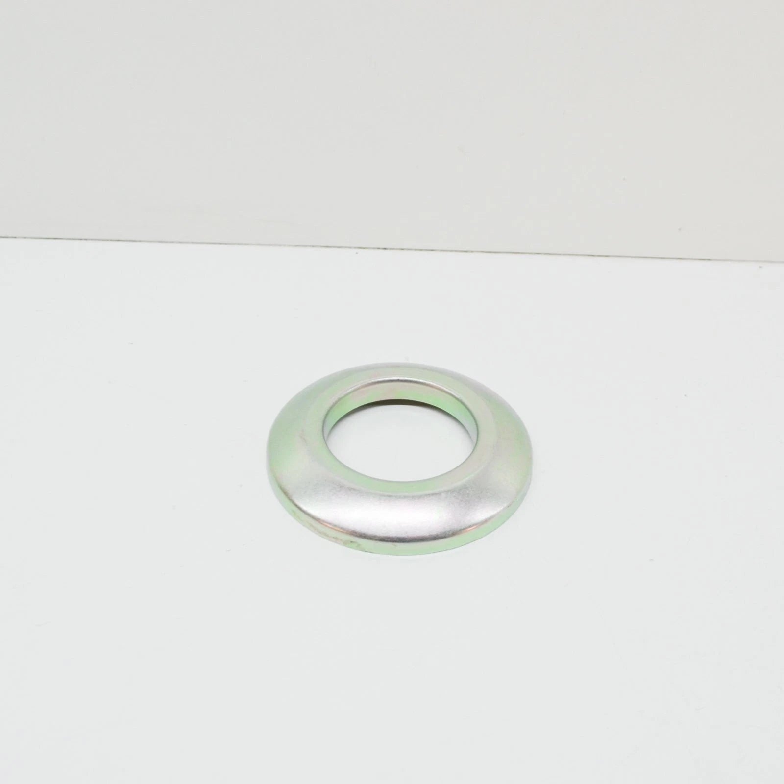 NEW BMW 6 E24 WHEEL HUB DUST SHIELD 31211128423 1128423 ORIGINAL