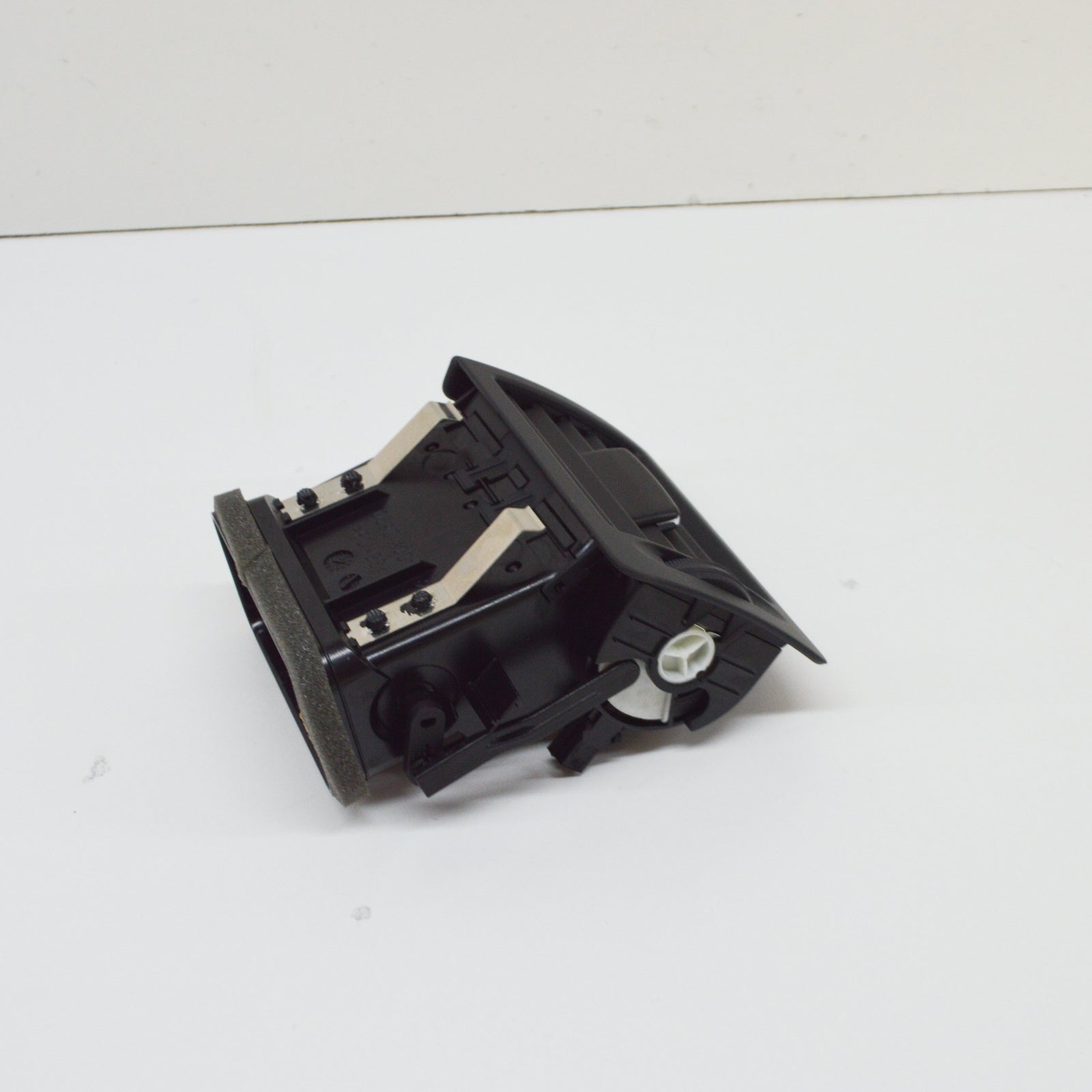 NEW MB C W204 FRONT RIGHT OUTER VENT GRILLE A20483008549116 ORIGINAL